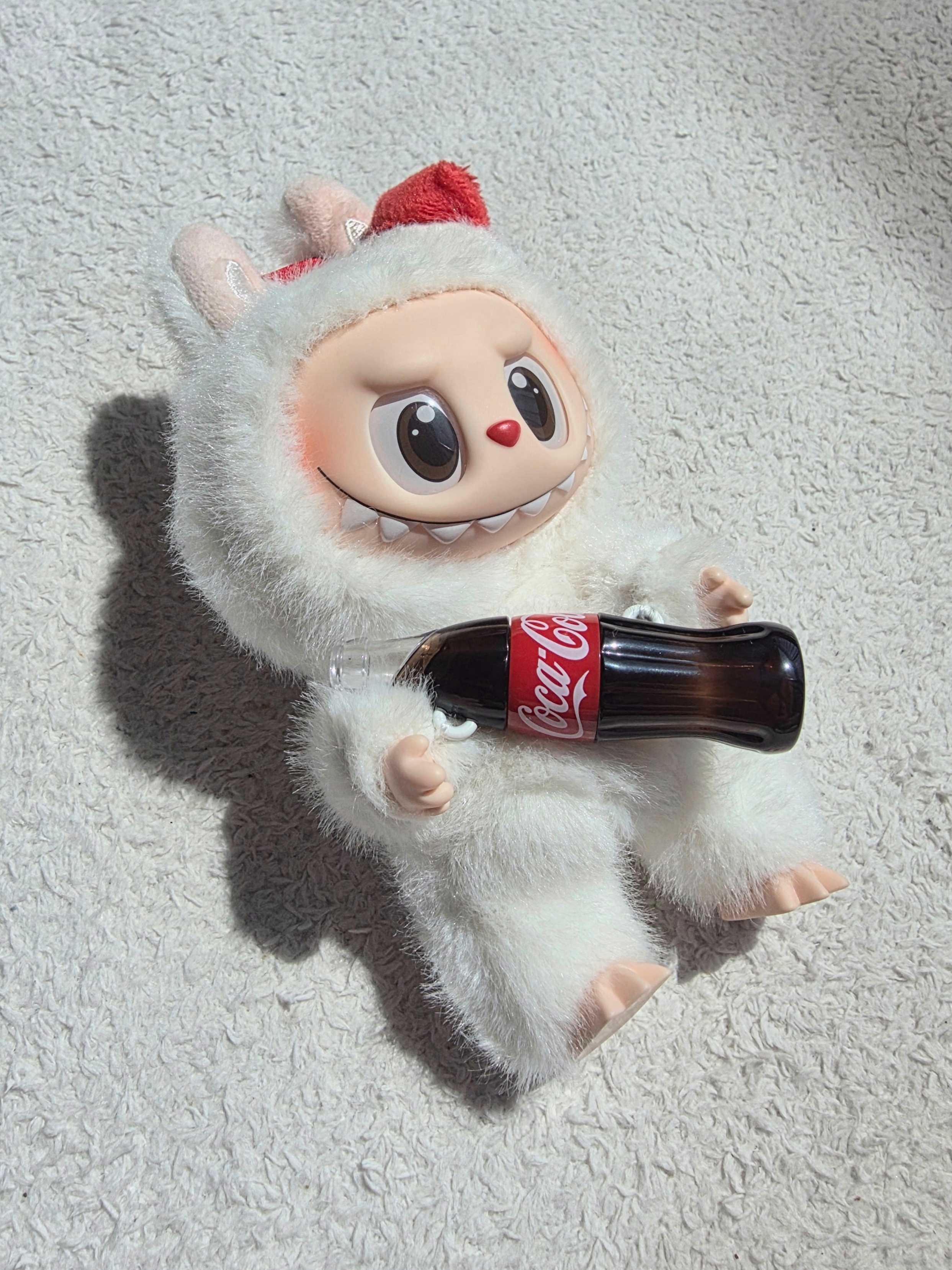 Pop Mart Labubu Coca Cola Series Surprise Shake Keyring (Opened Case) 착용 스타일 - 1