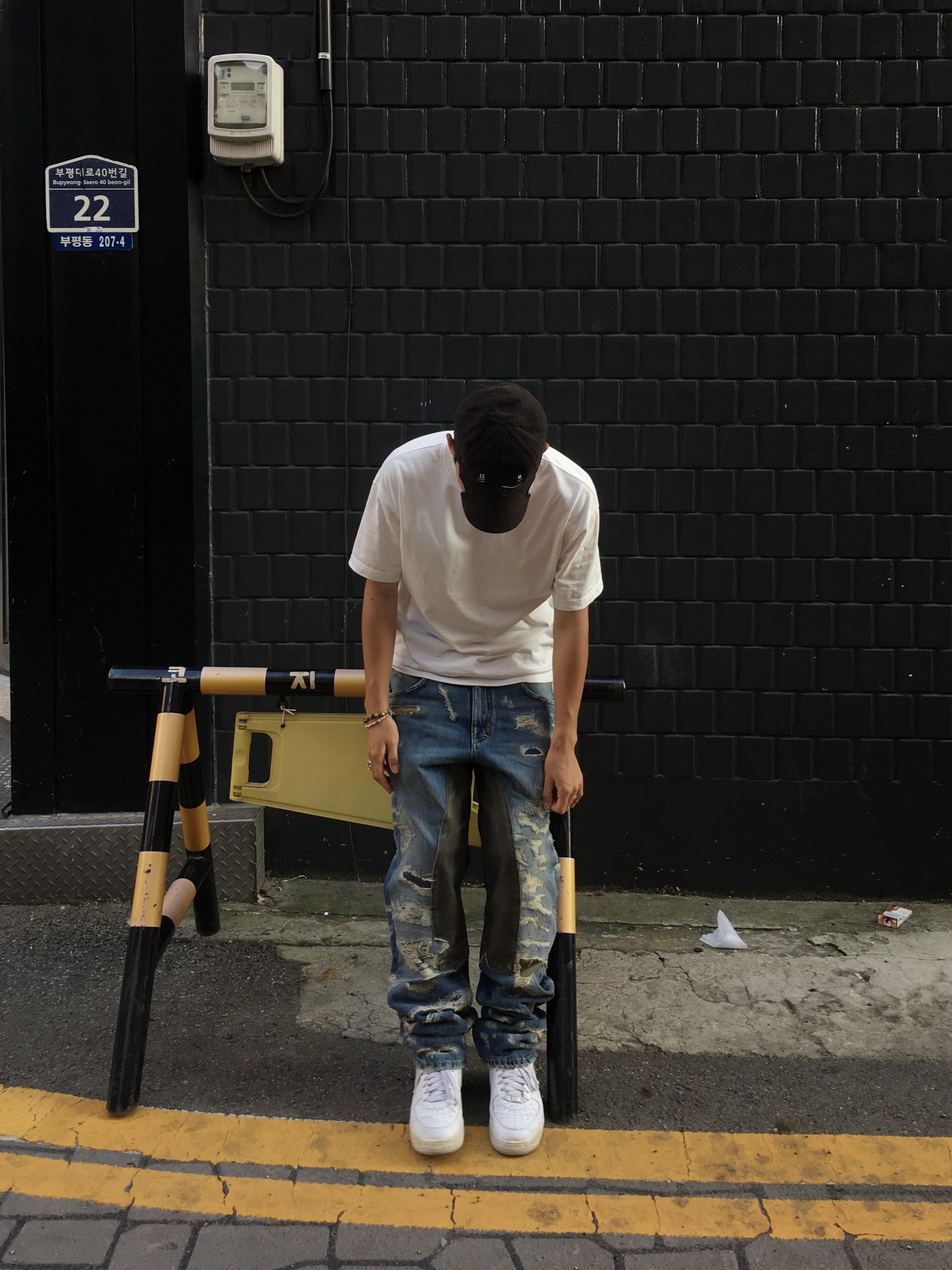 Givenchy Cargo Logo Jeans in Destroyed Denim and Moleskin Medium Blue 착용 스타일 - 2