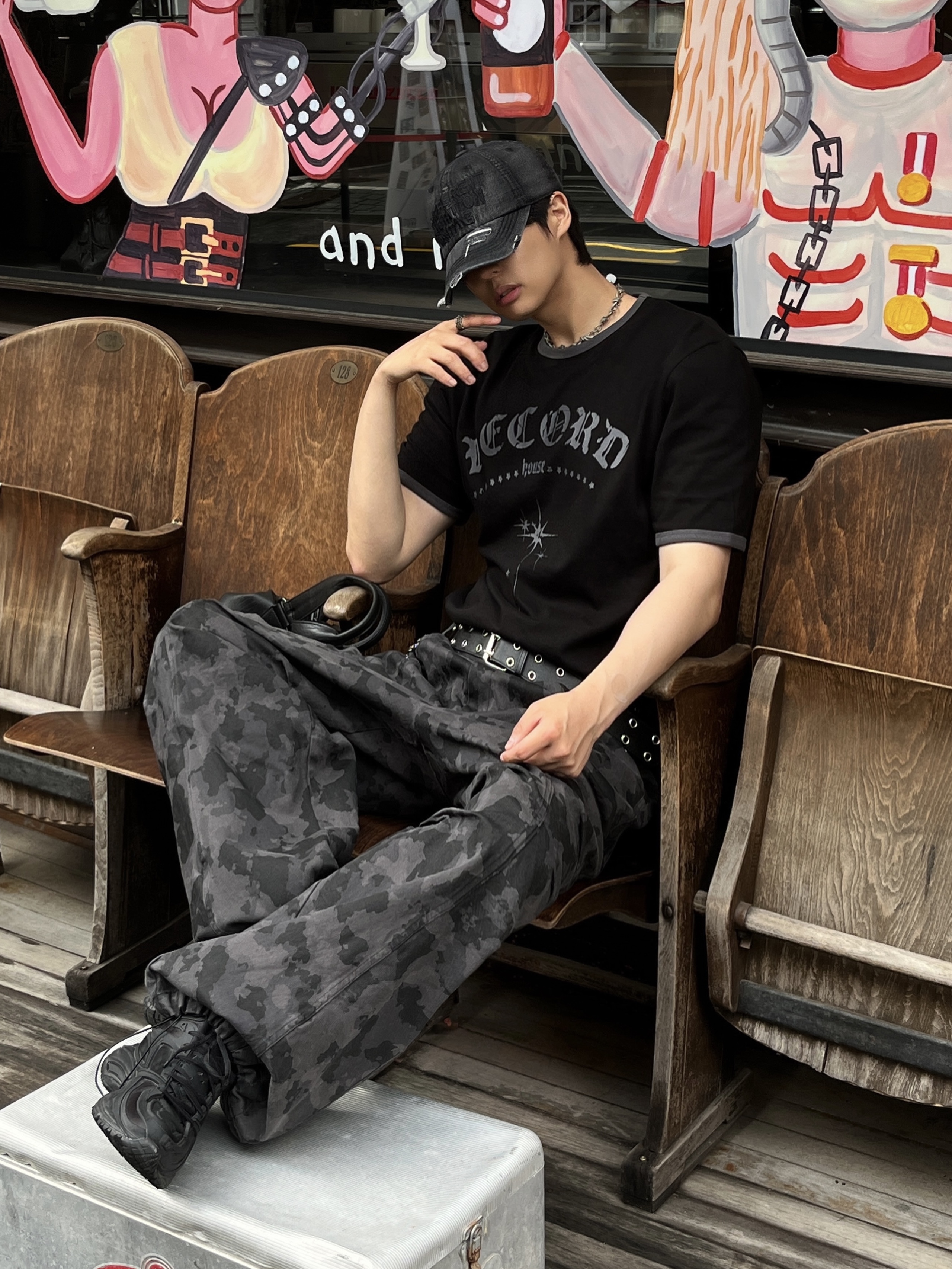 SLOW RECORD HOUSE Unisex RECORD Ringer Tee Black 착용 스타일 - 4