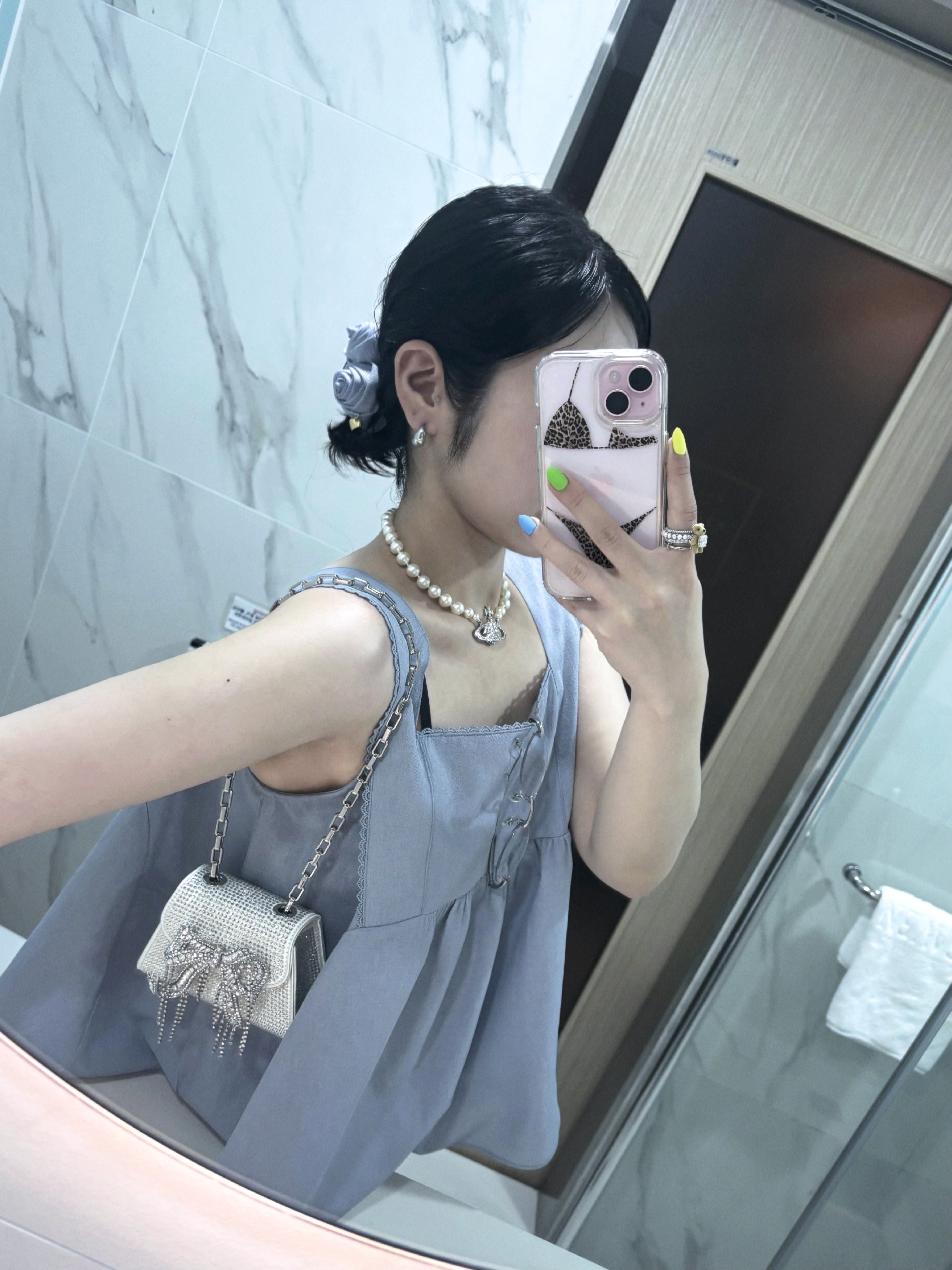 Gentle Monster x Maison Margiela MM217 Silver Clear, Vivienne Westwood One Row Pearl Bas Relief Choker Silver 착용 스타일 - 2