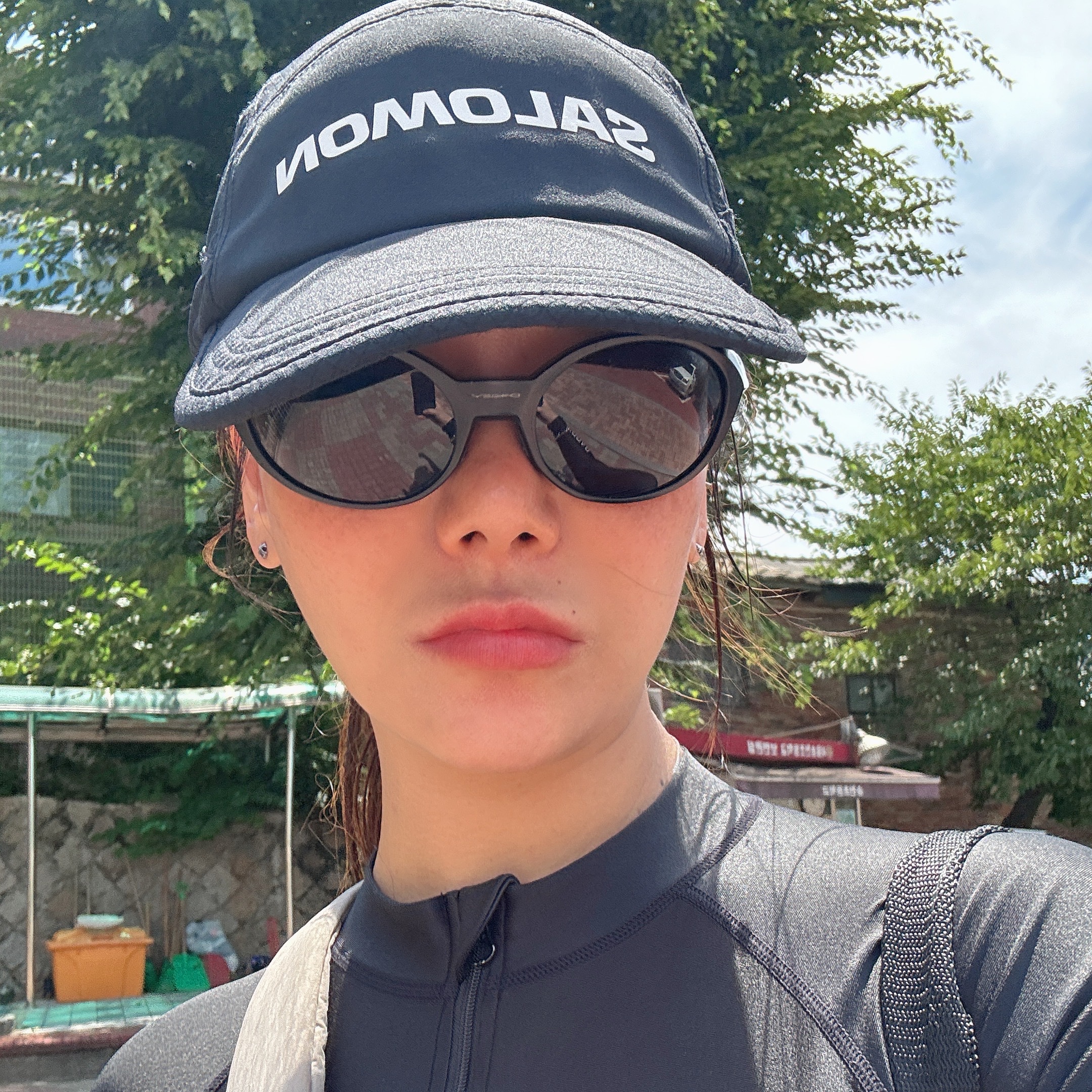 Salomon Sense Aero Cap Black, Oakley Eye Jacket Redux Matte Black Frame Prizm Grey Lenses High Bridge Fit 착용 스타일