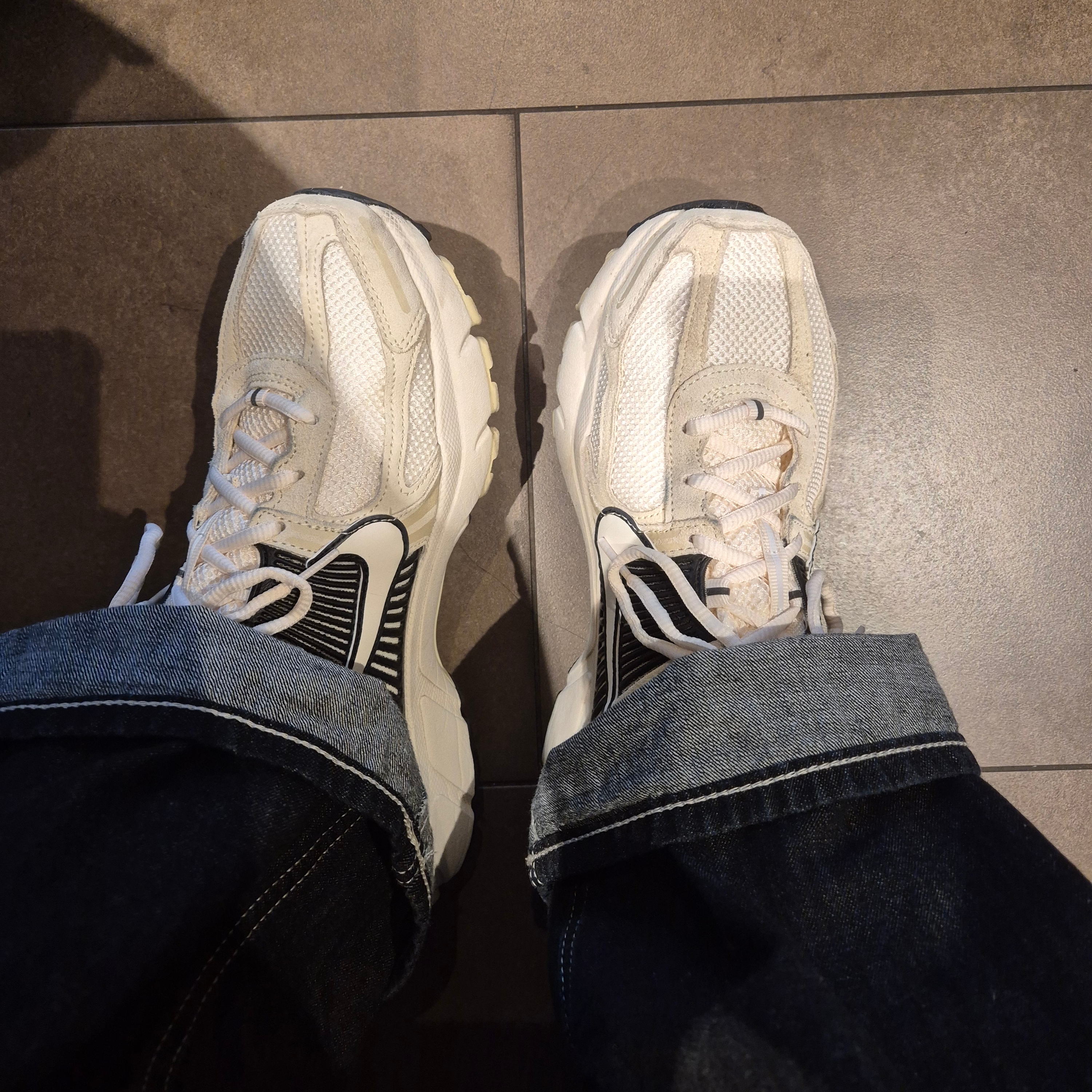 Nike Zoom Vomero 5 Light Bone and Black 착용 스타일