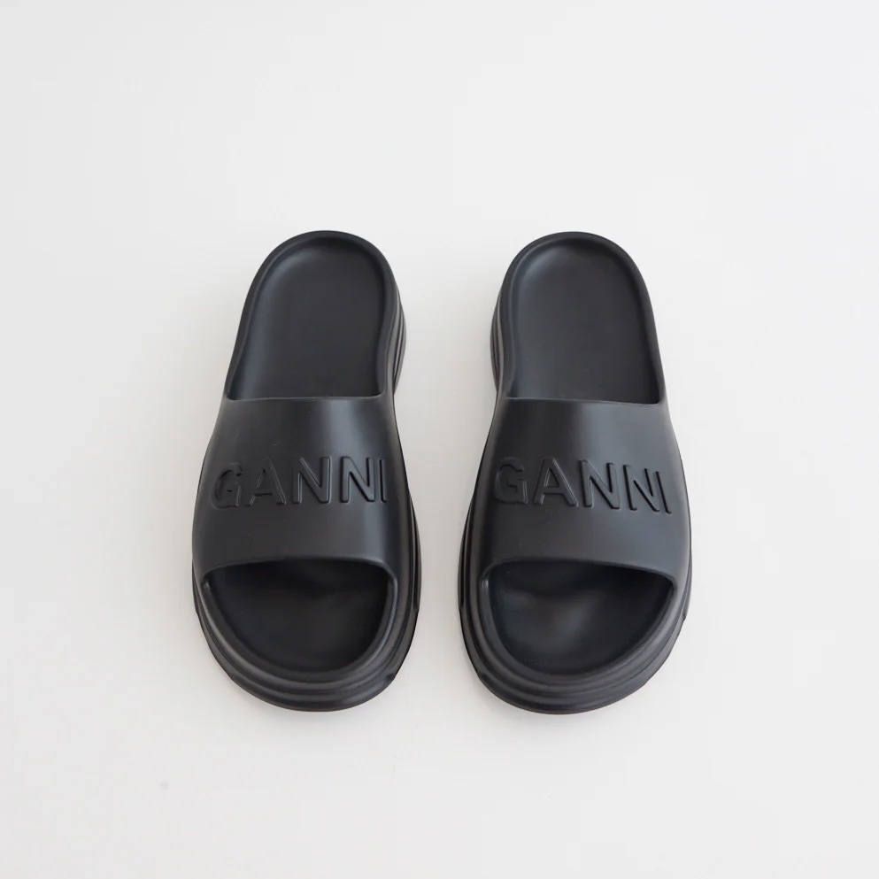 (W) Ganni Pool Slide Sandals Black 착용 스타일