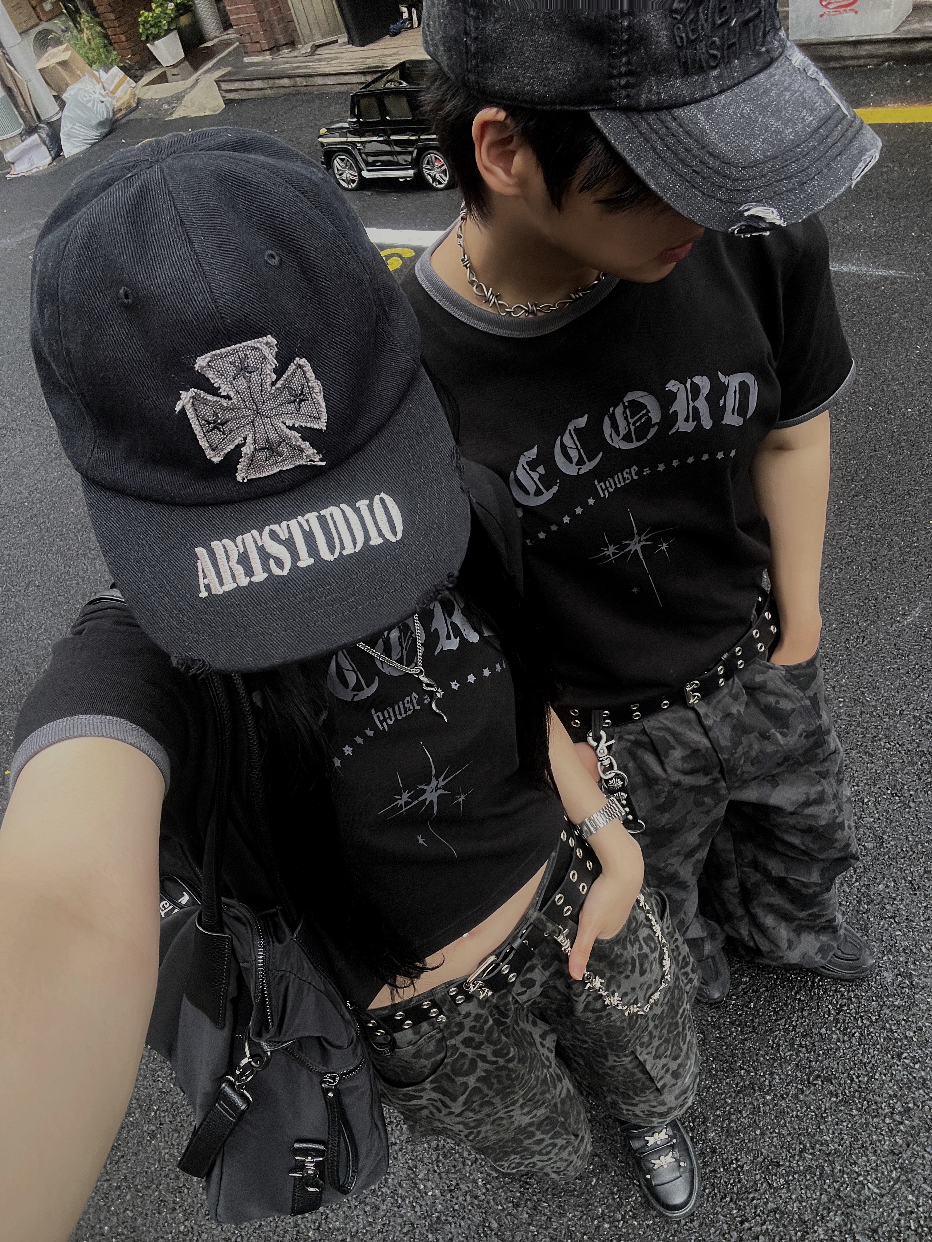 SLOW RECORD HOUSE Unisex RECORD Ringer Tee Black 착용 스타일 - 9