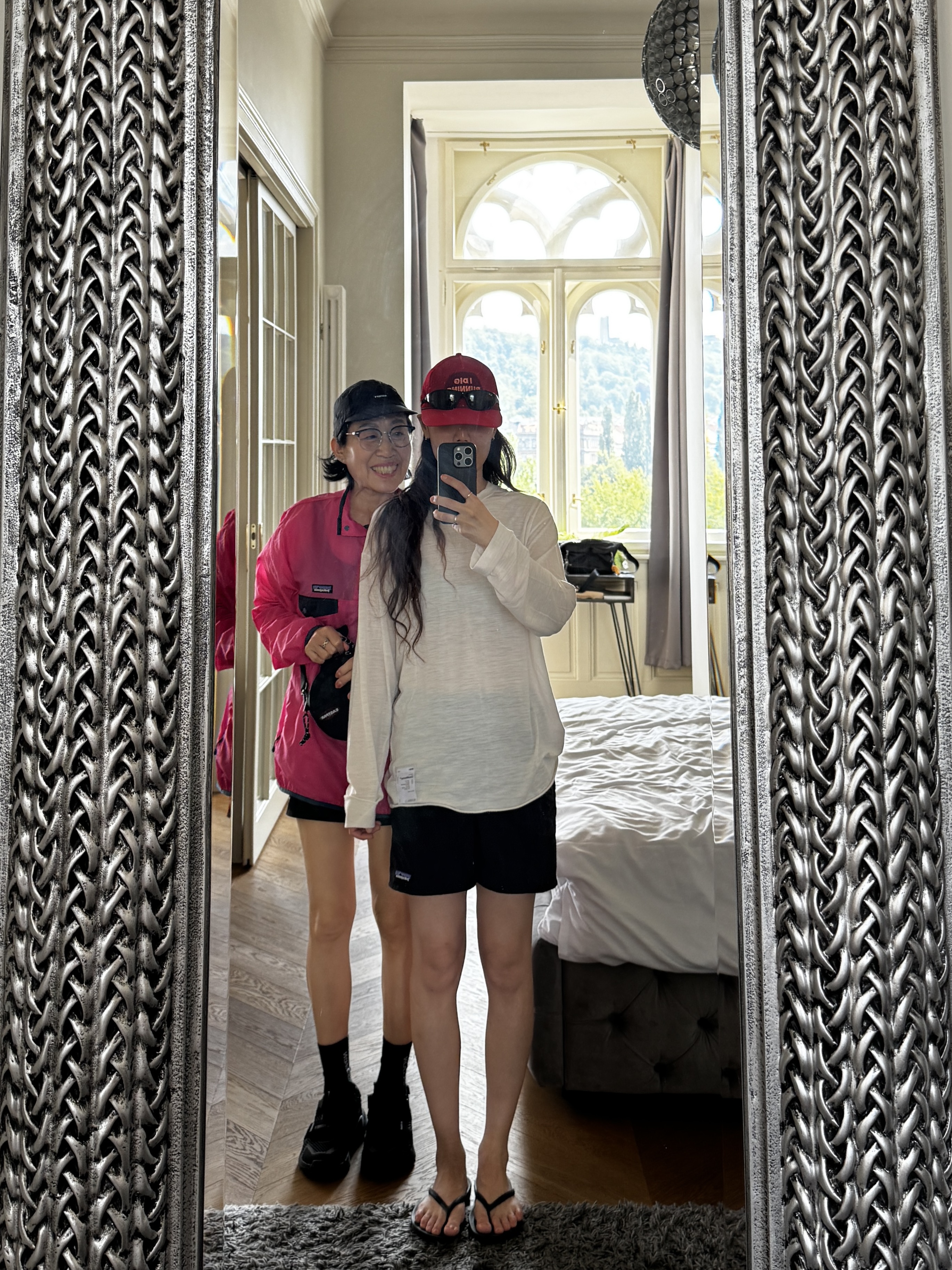 Alex Zono I Dig Running Red Mesh Trucker Hat Red, Satisfy Re-Possessed Rippy Trail Cap Black 착용 스타일