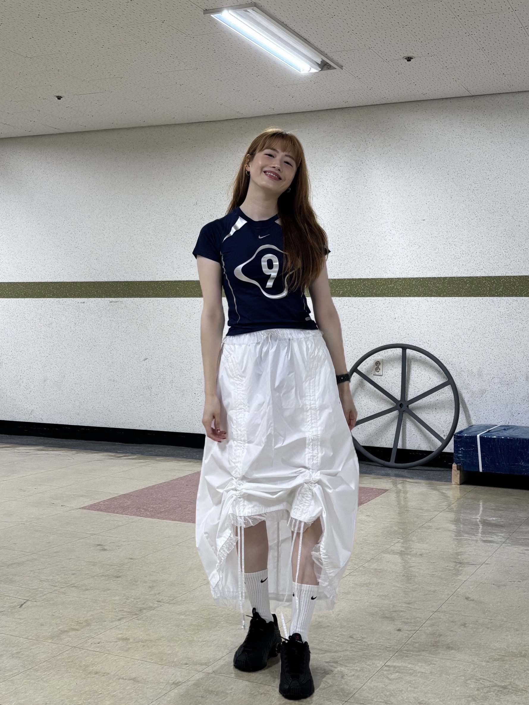 (W) Nike NSW Chill Knit Graphic T-Shirt Midnight Navy, (W) Nike Shox R4 Black 착용 스타일 - 7