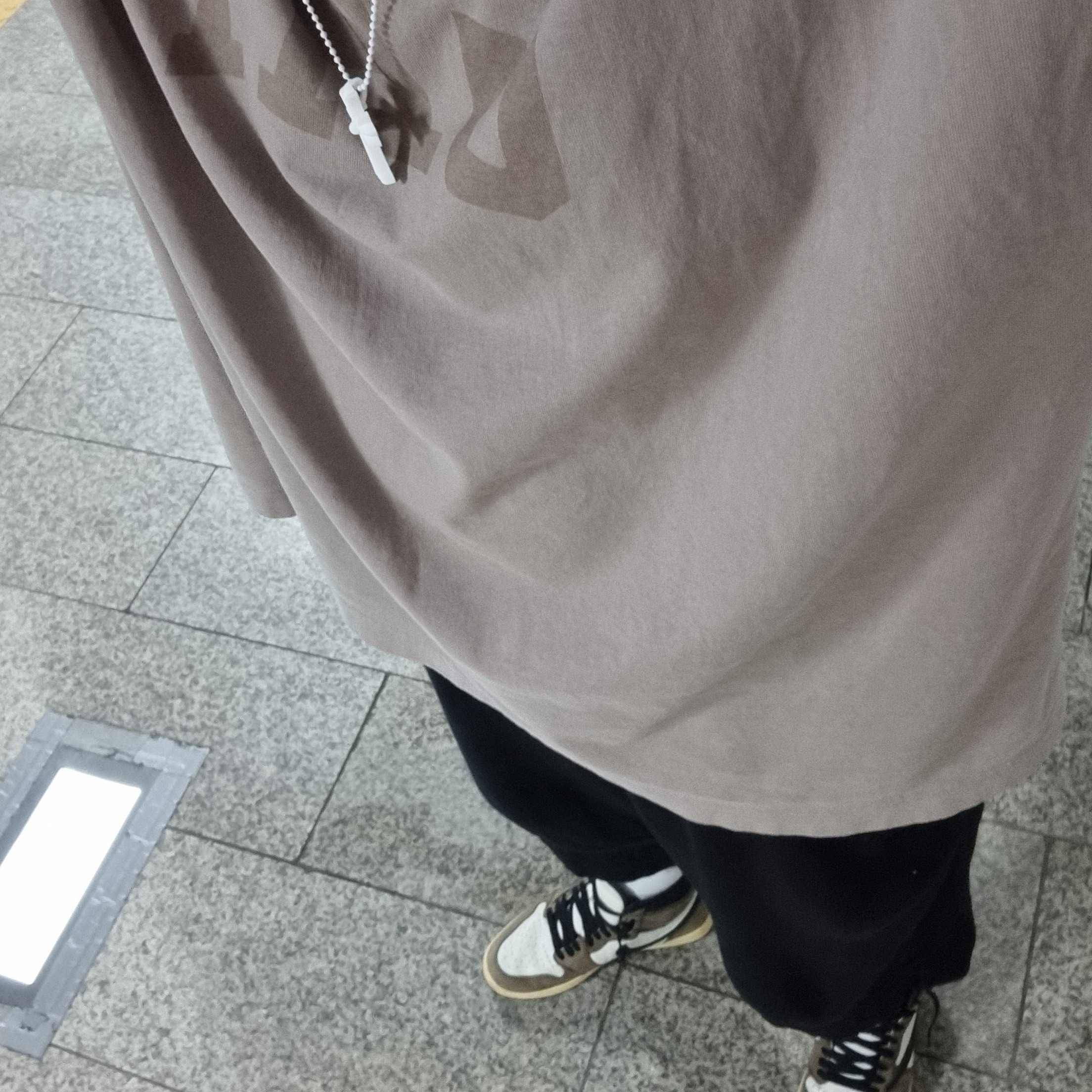 Jordan 1 x Travis Scott Retro High OG SP Mocha, Chrome Hearts Silichrome CH Cross Pendant White 2022/2023 착용 스타일 - 1