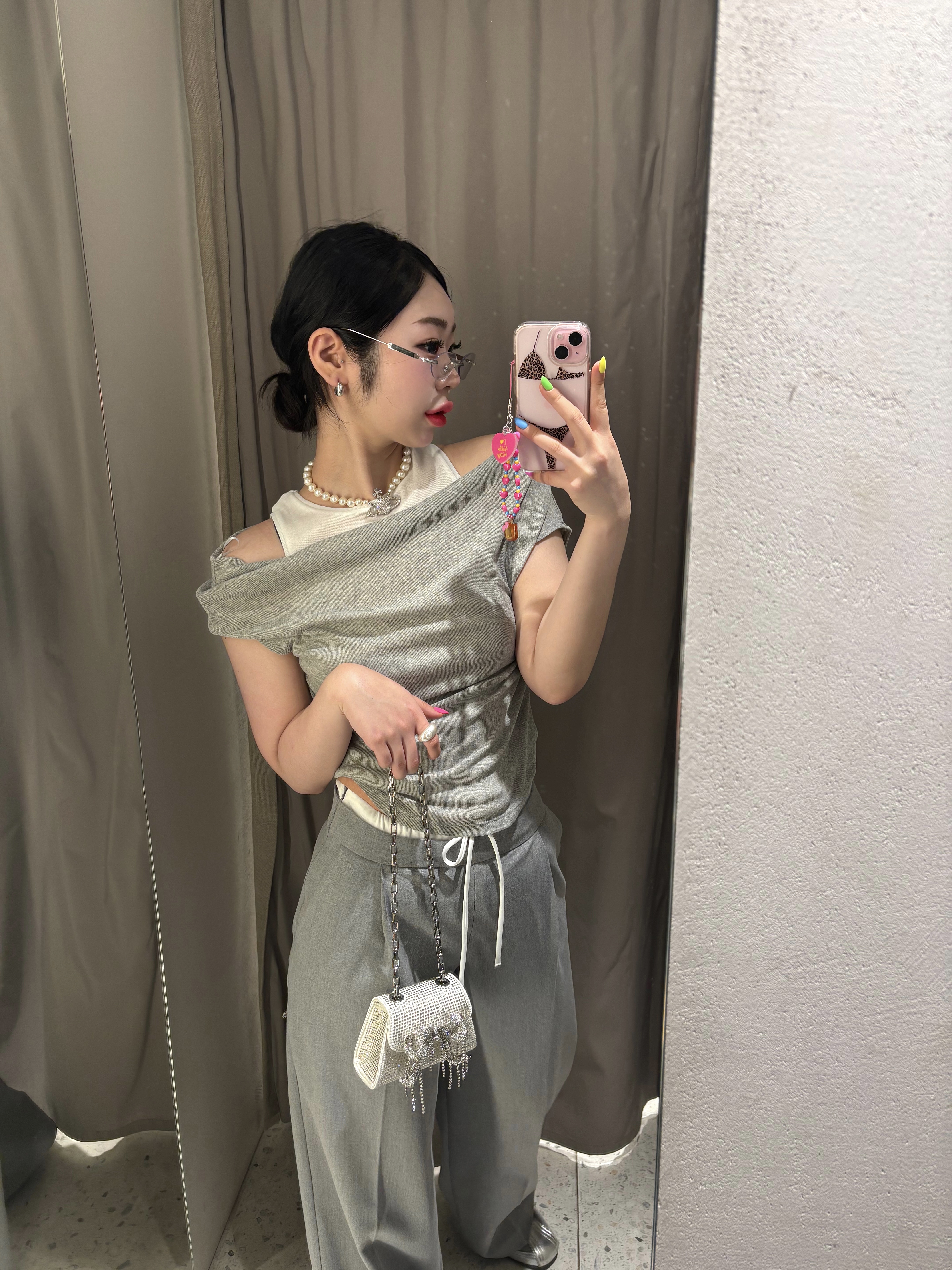 Gentle Monster x Maison Margiela MM217 Silver Clear, Vivienne Westwood One Row Pearl Bas Relief Choker Silver 착용 스타일 - 1