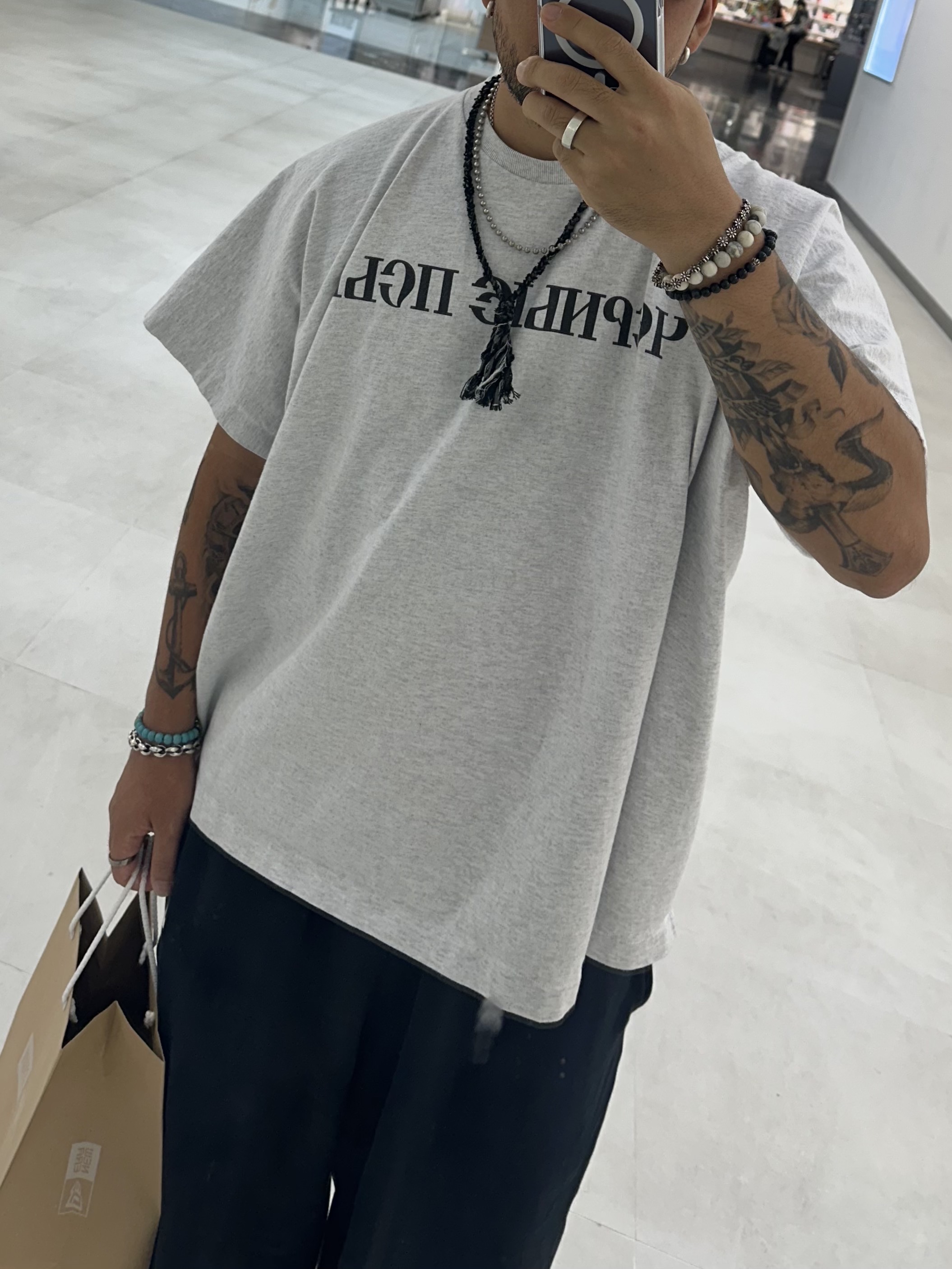 Maison Mihara Yasuhiro Blakey OG Sole Canvas Low-top Sneakers Black White, Yeezy x Gosha Rubchinskiy YZY Black Dogs T-Shirt Heather Grey 착용 스타일 - 2