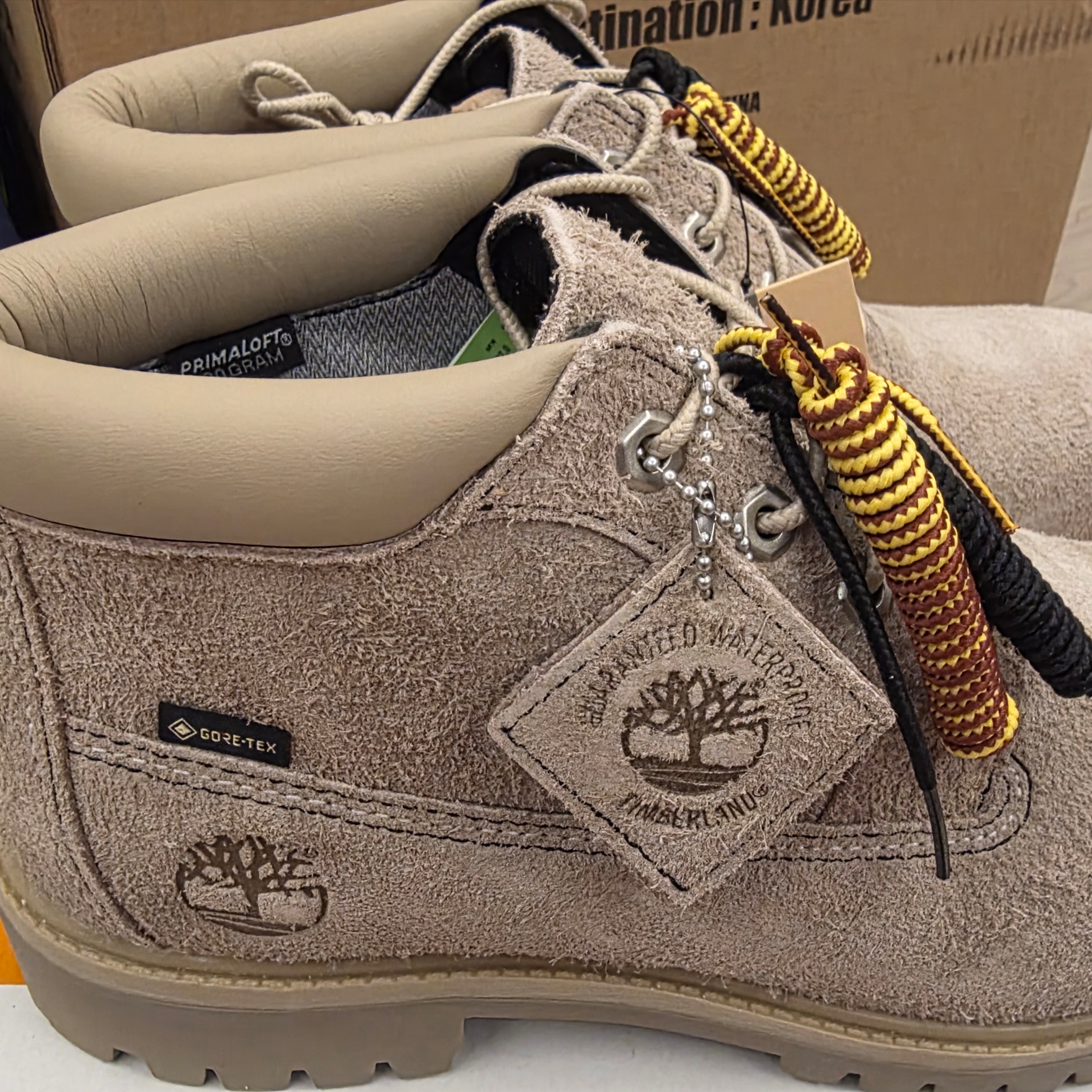 Timberland x Nonnative Mid Lace Waterproof Chukka Medium Beige Suede - Wide 착용 스타일