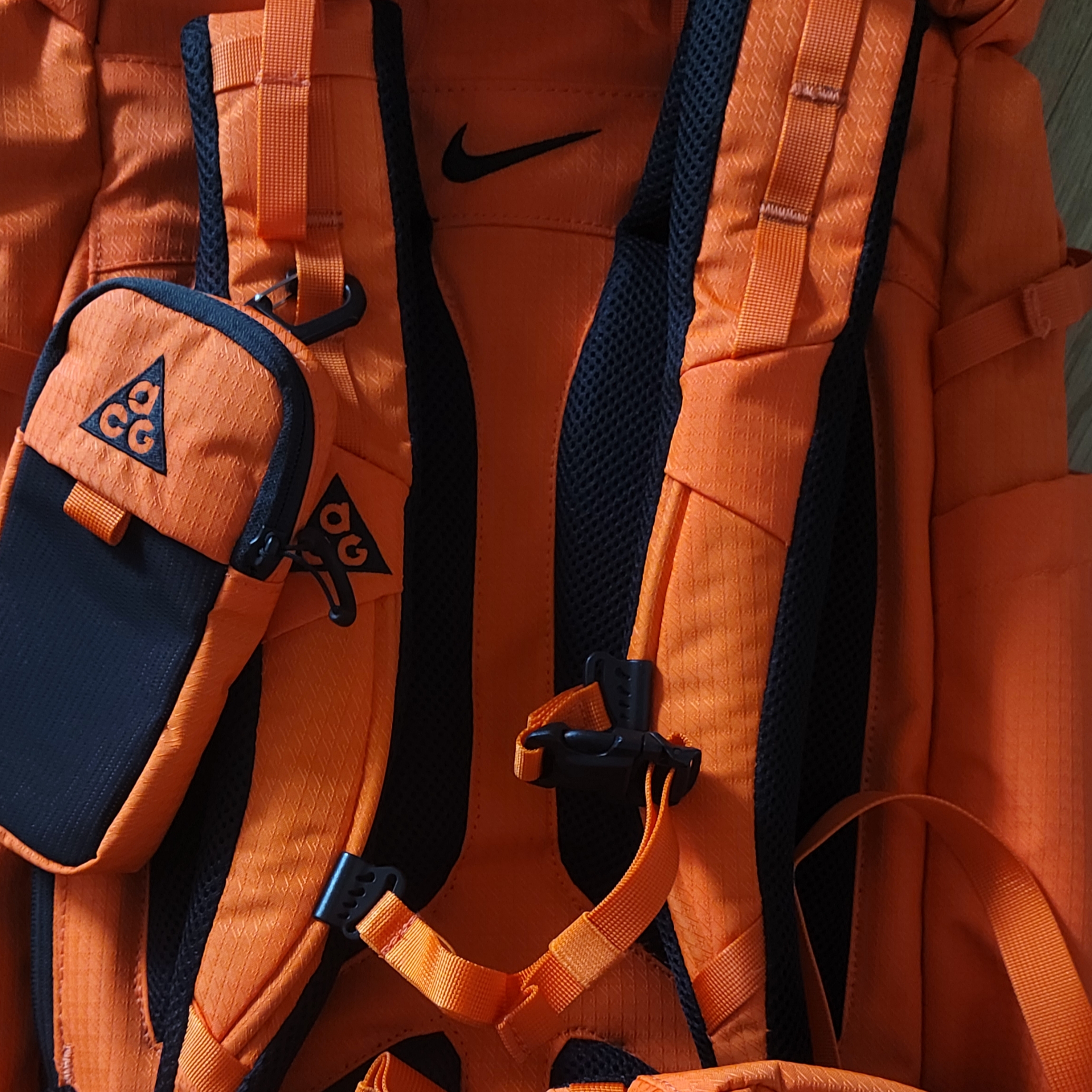 Nike ACG 36 Backpack Safety Orange 착용 스타일