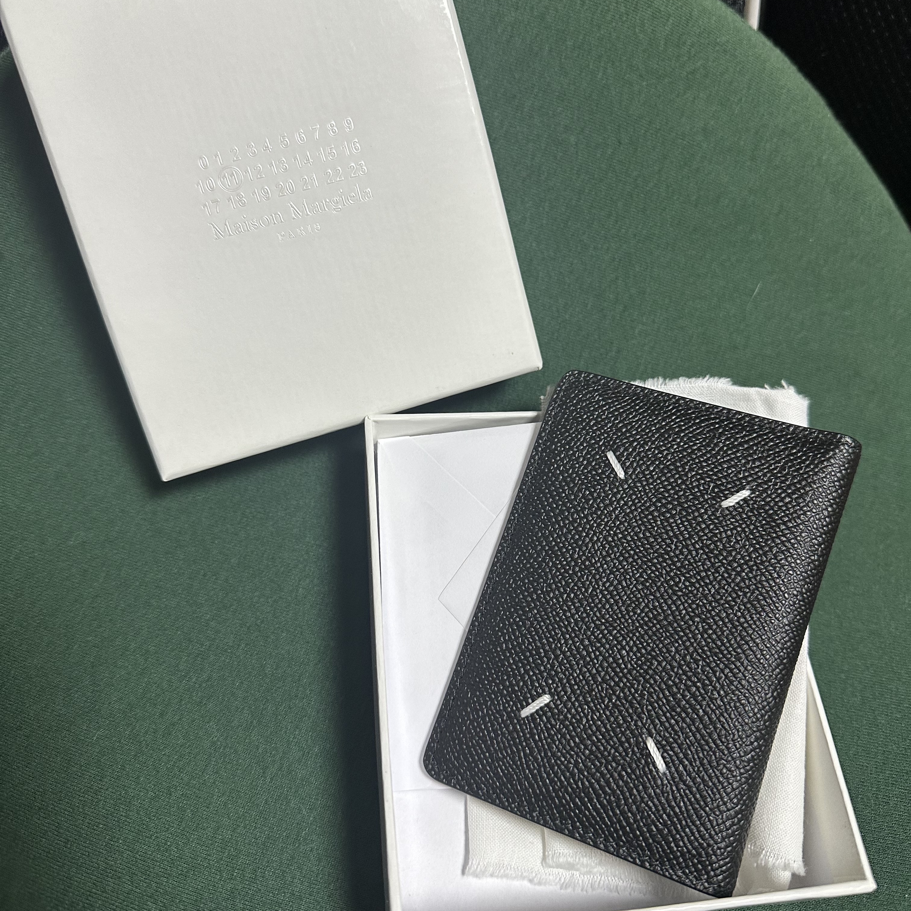 Maison Margiela Leather Bi-Fold Card Holder Black 착용 스타일 - 1