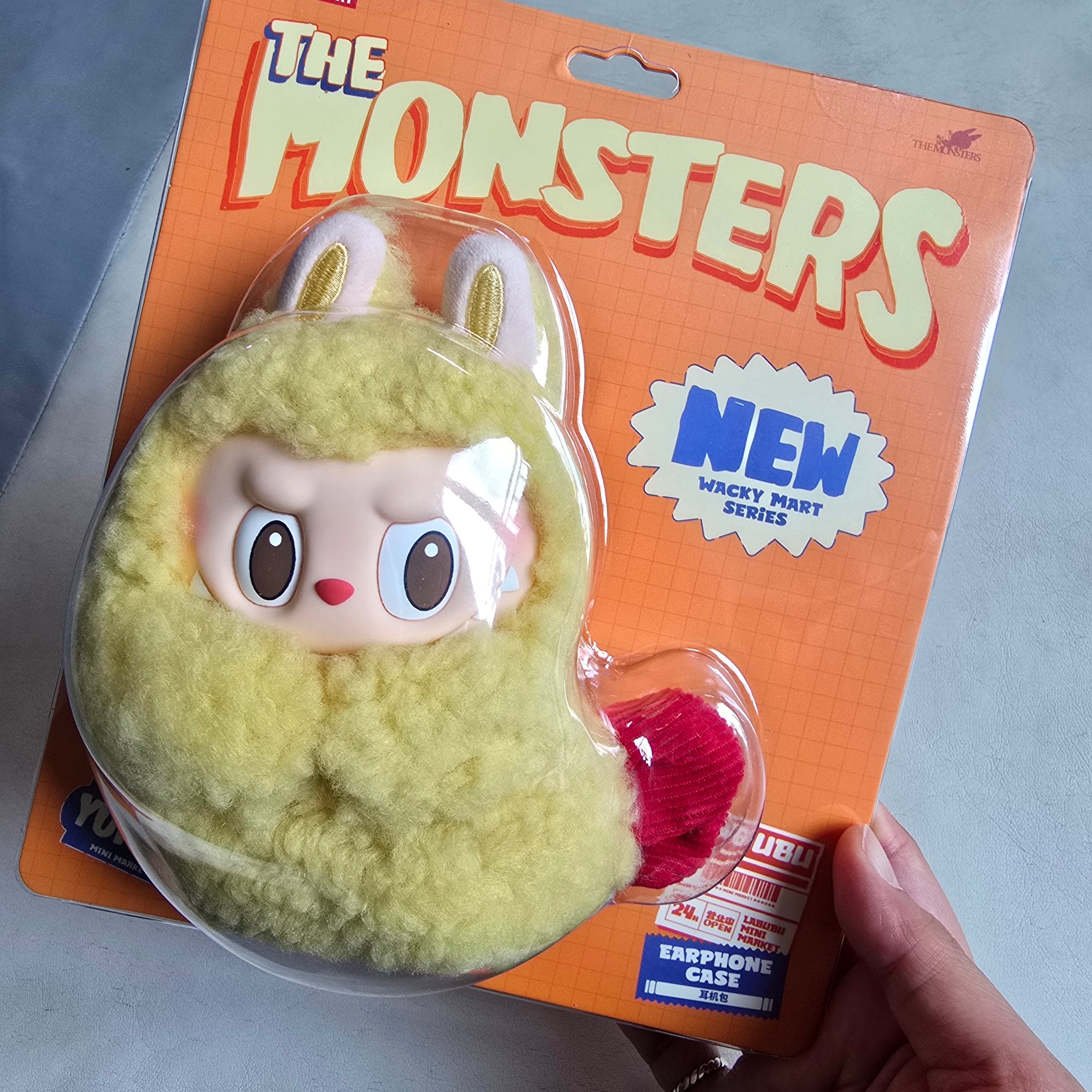 Pop Mart Labubu The Monsters Wacky Mart Series Earphone Case 착용 스타일 - 1