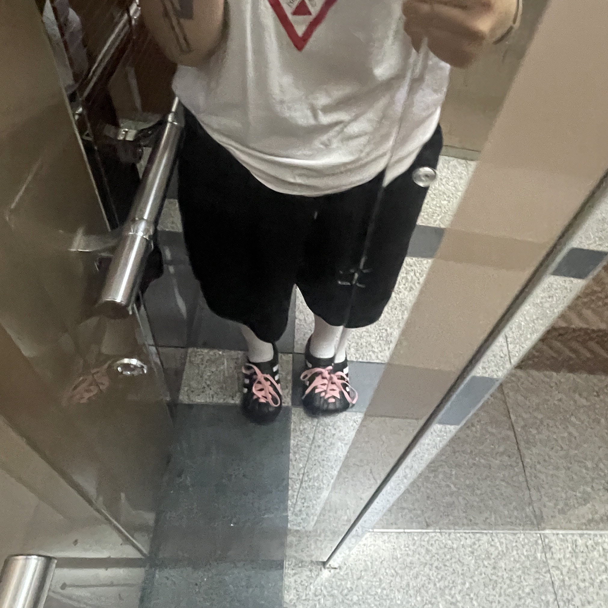 Adidas Adilette Clog Black White 착용 스타일