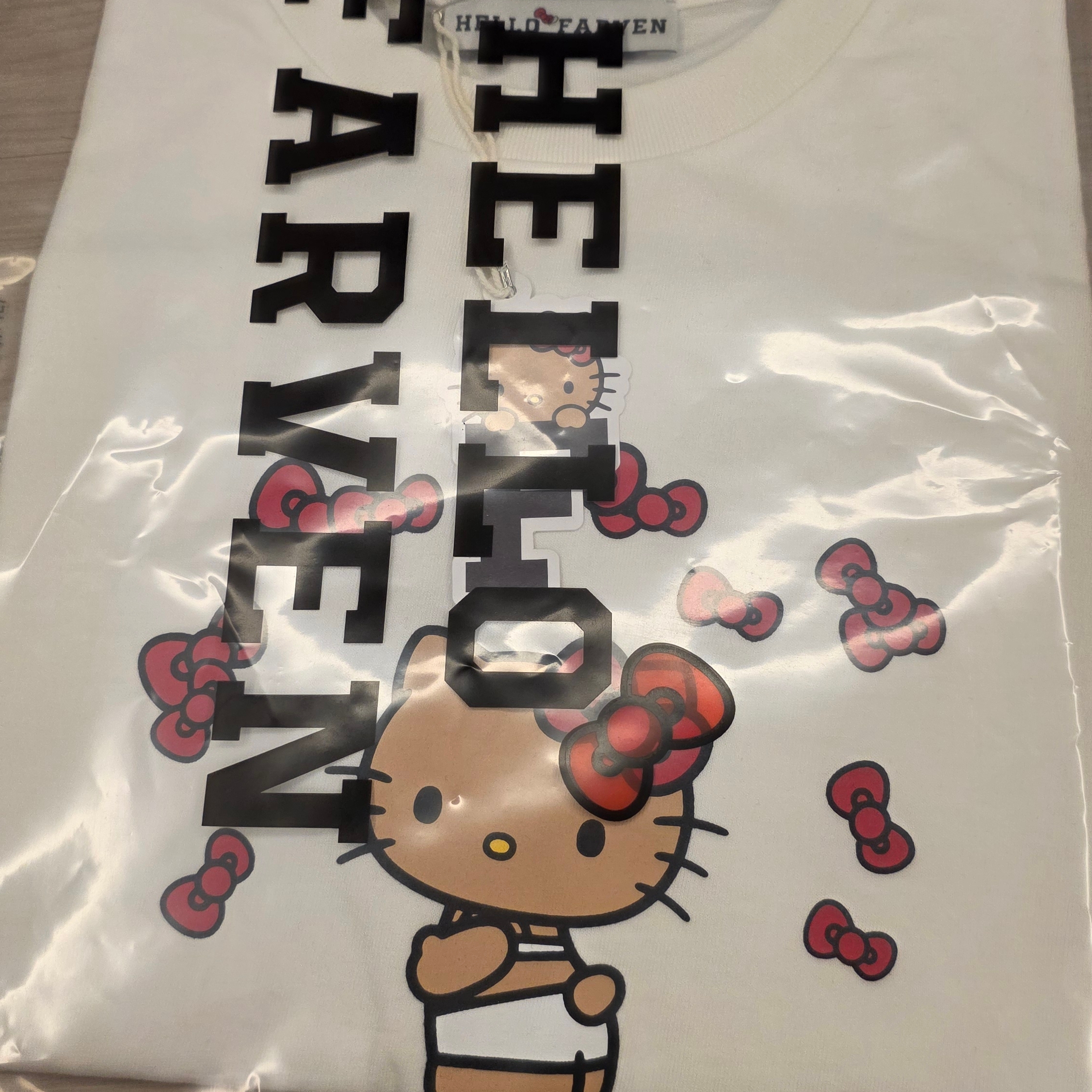 Farven x Tanning Hello Kitty Ribbon T-Shirt White 착용 스타일