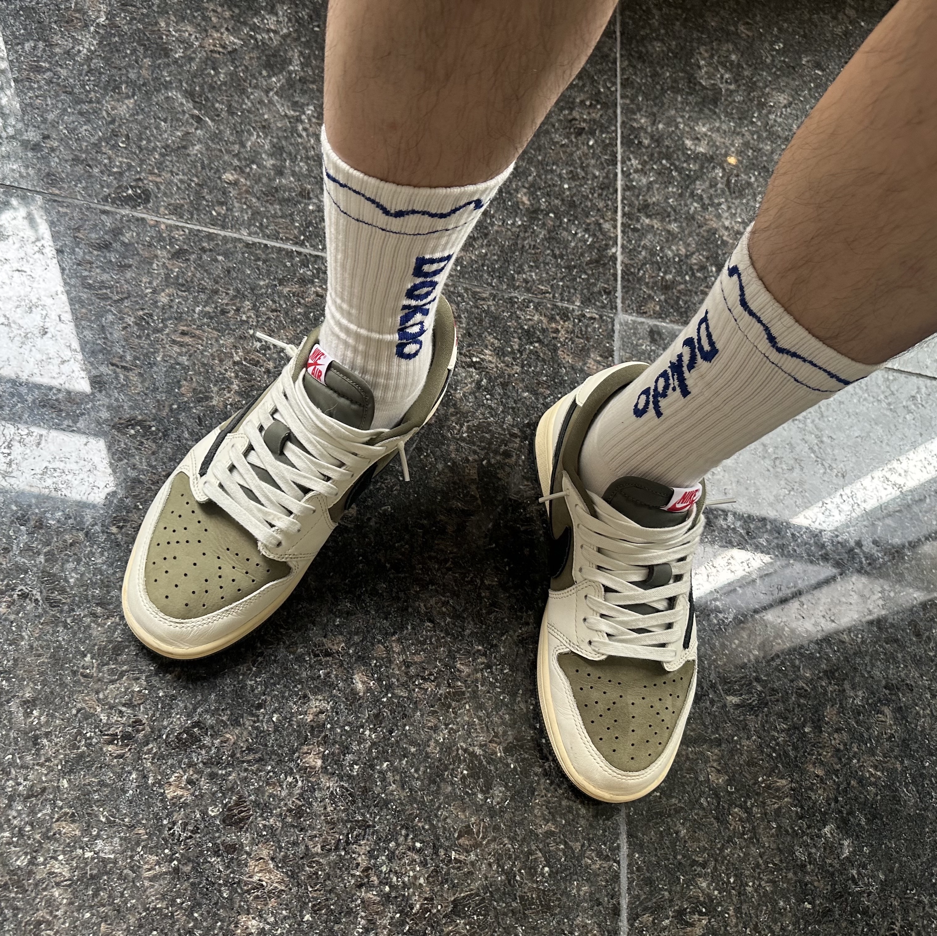 Jordan 1 x Travis Scott Retro Low OG SP Reverse Olive 착용 스타일 - 2