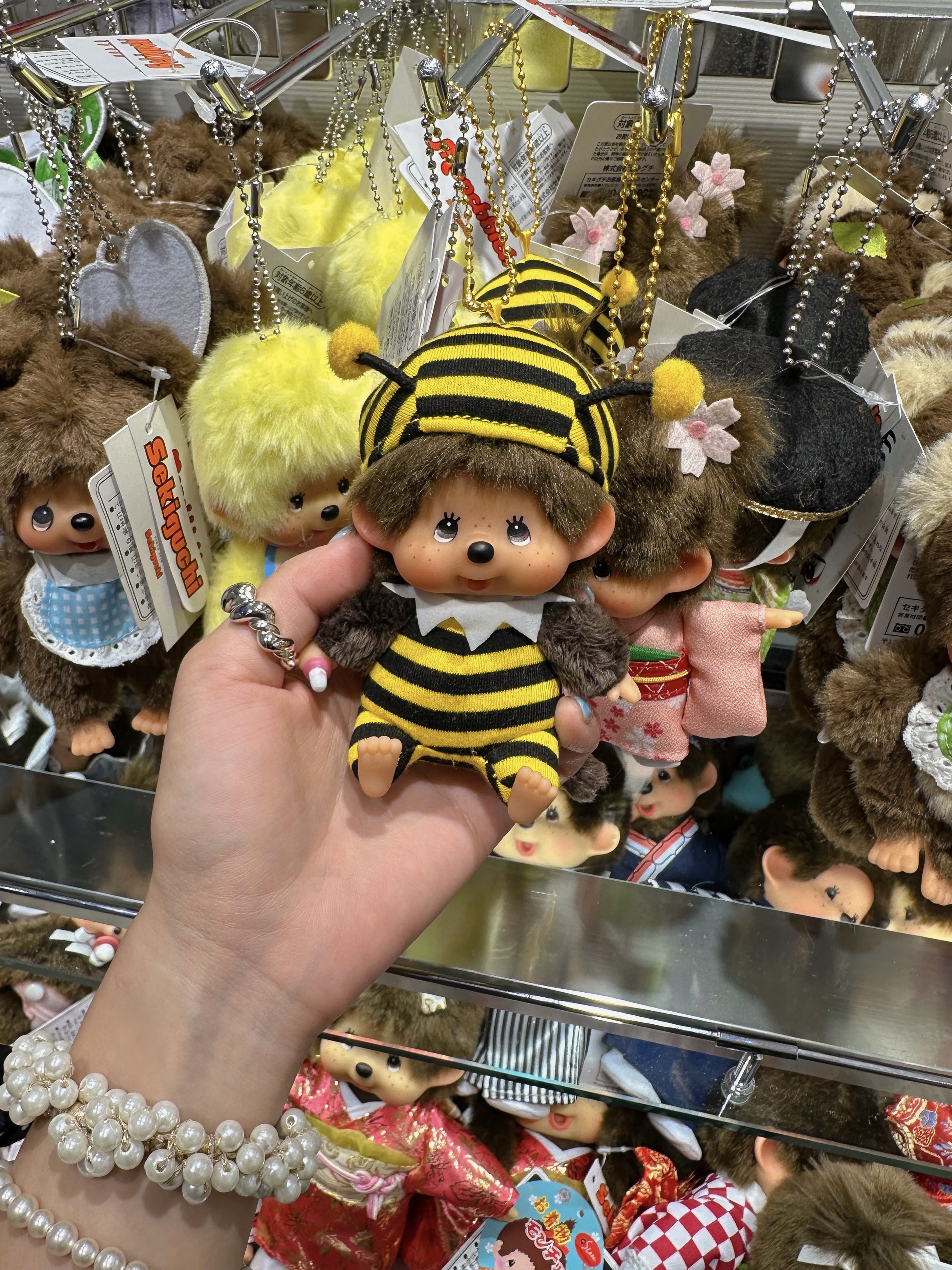 Monchhichi SS Girl Key Chain Brown, Monchhichi Bighead SS Bee Key Chain 착용 스타일 - 5