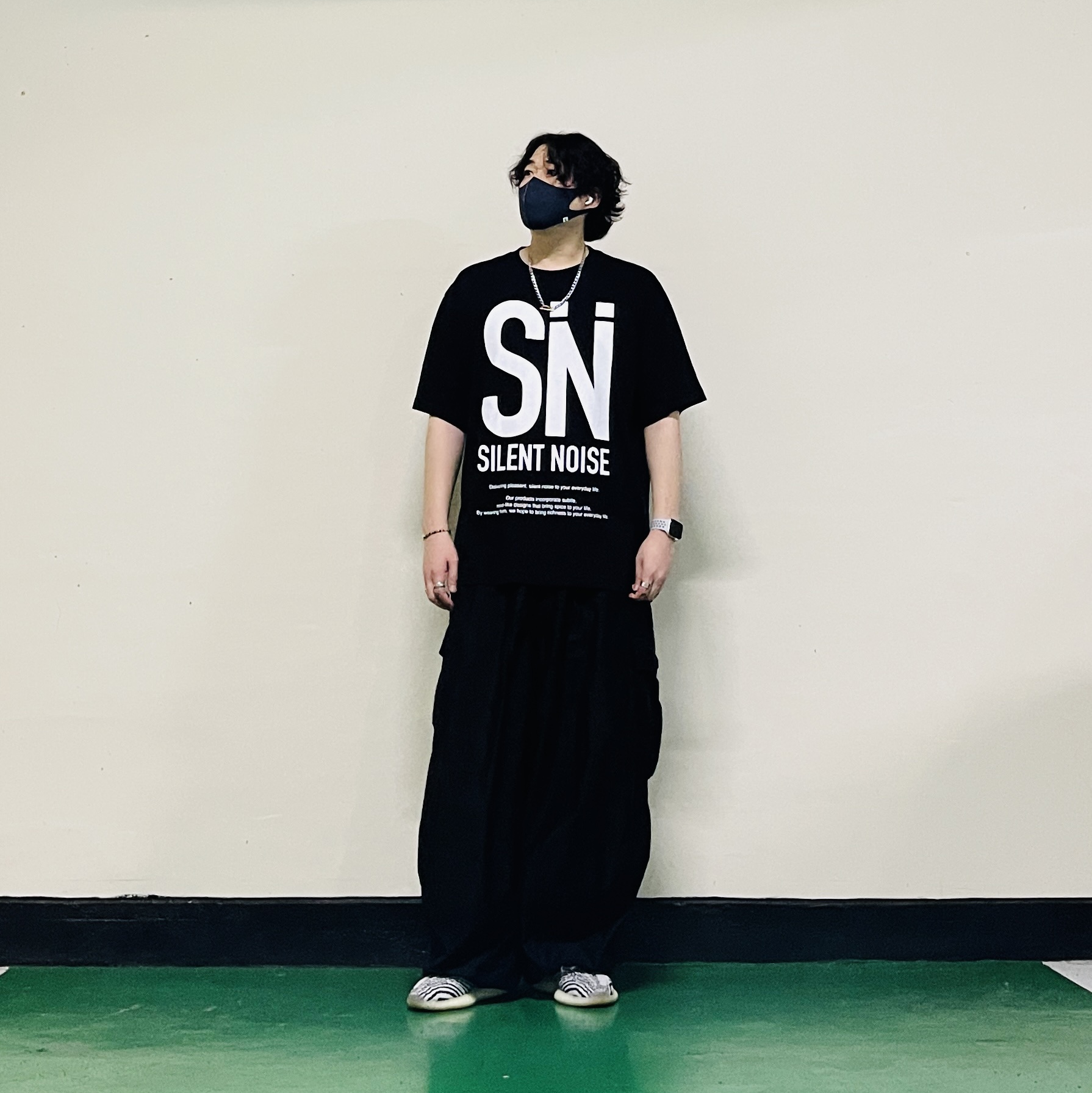 GU x Undercover Graphic T-Shirt 5 Black, Needles H.D. BDU Pants Black 착용 스타일 - 1