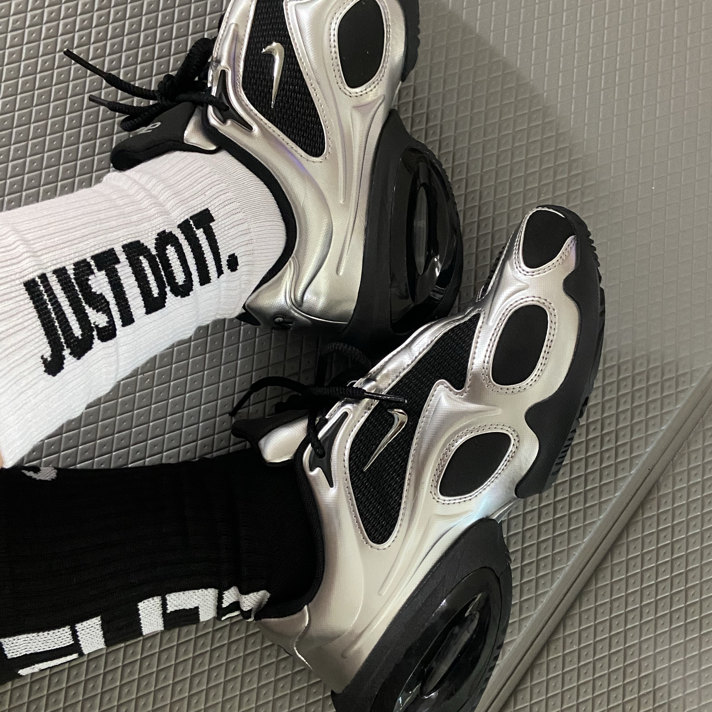 (W) Nike Air Max Muse Black and Metallic Silver 착용 스타일