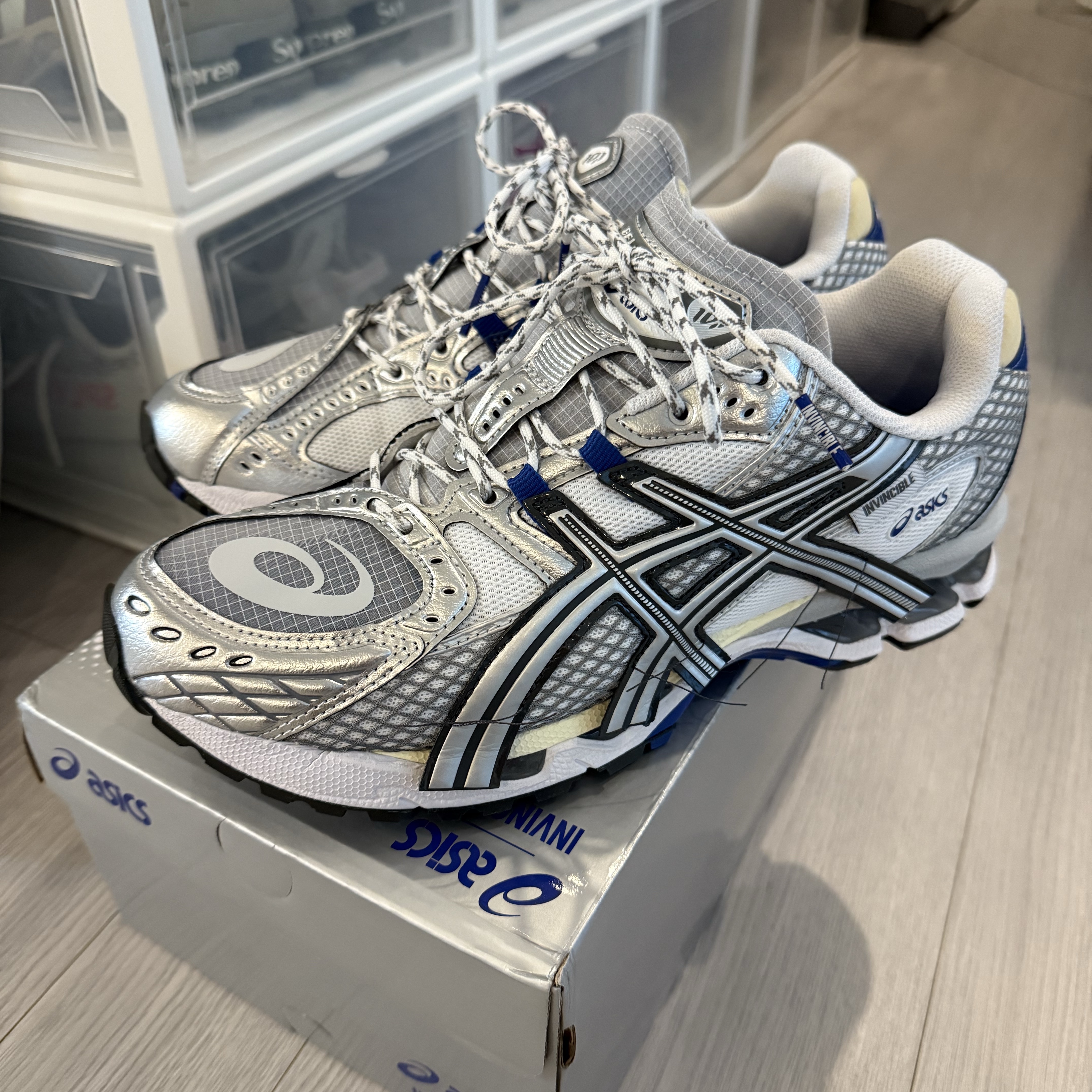 Asics x Invincible Gel-Nimbus 10.1 HTTP 404 Cream Metallic Silver Blue 착용 스타일