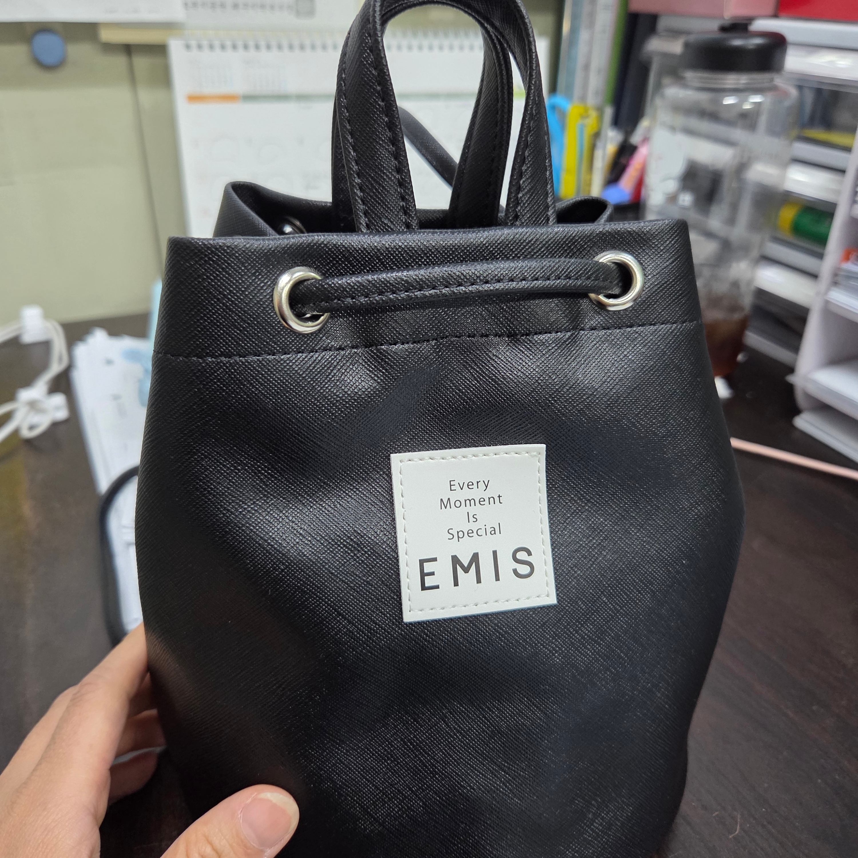 Emis Leather Mini Backpack Black 착용 스타일