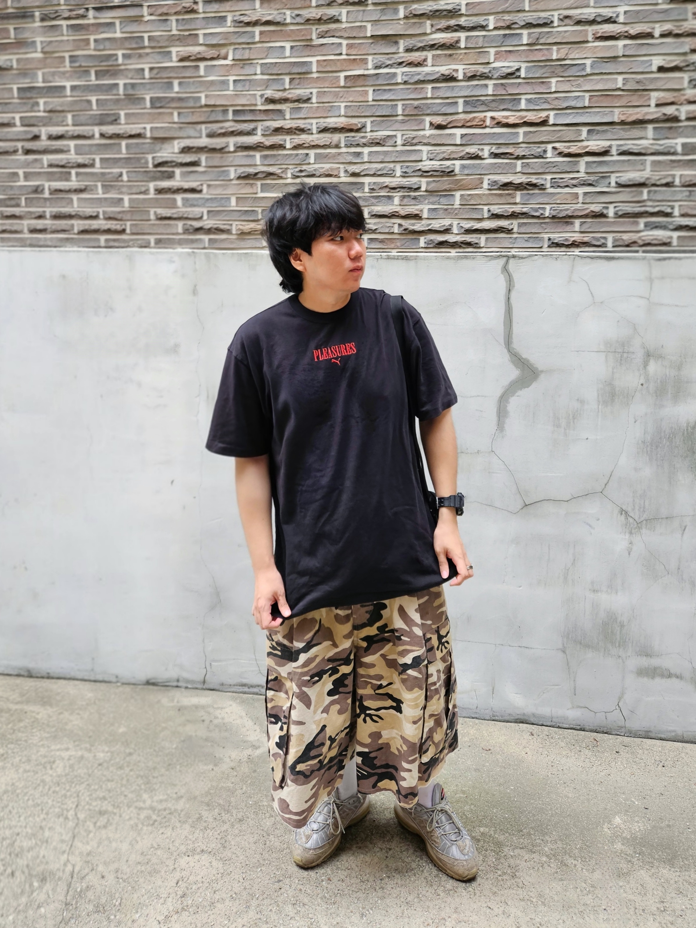 Undermycar Mu.45 Anti Fxxking Logo Play Big Cargo Rip-Camo Shorts Camo Beige 착용 스타일