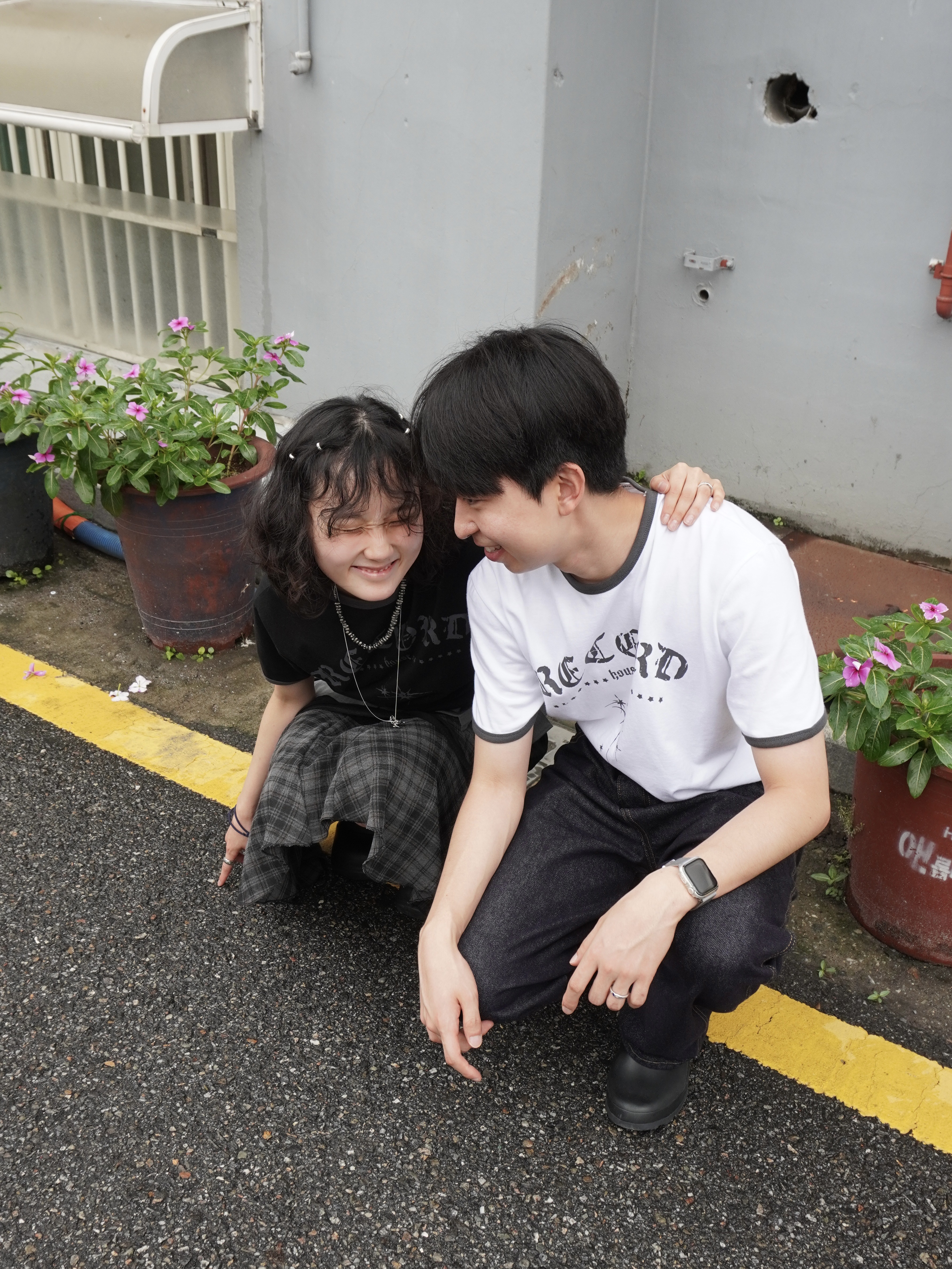SLOW RECORD HOUSE Unisex RECORD Ringer Tee Black, SLOW RECORD HOUSE Unisex RECORD Ringer Tee White 착용 스타일 - 1