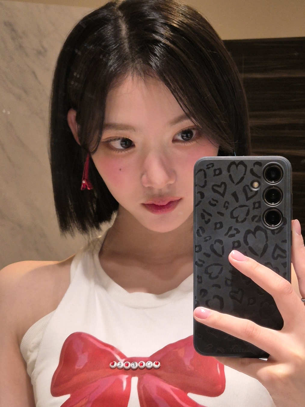 HIGHTIDE FRANKIE Ribbon Cube Halter Top White 착용 스타일 - 4
