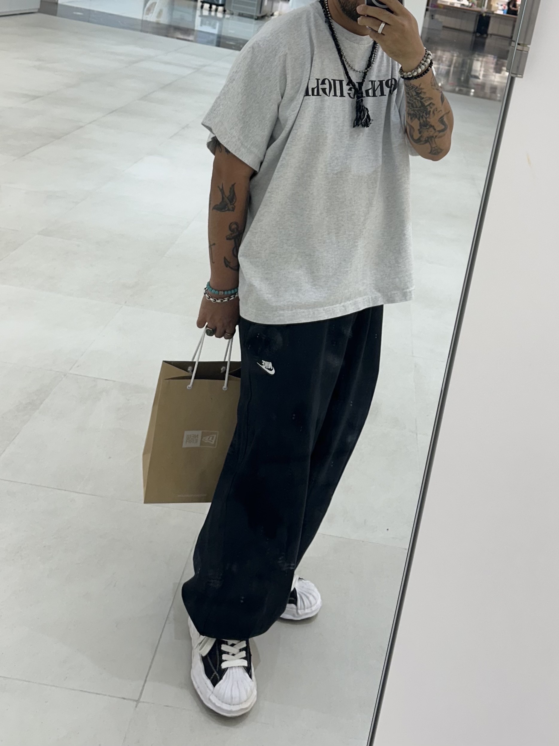 Maison Mihara Yasuhiro Blakey OG Sole Canvas Low-top Sneakers Black White, Yeezy x Gosha Rubchinskiy YZY Black Dogs T-Shirt Heather Grey 착용 스타일 - 1