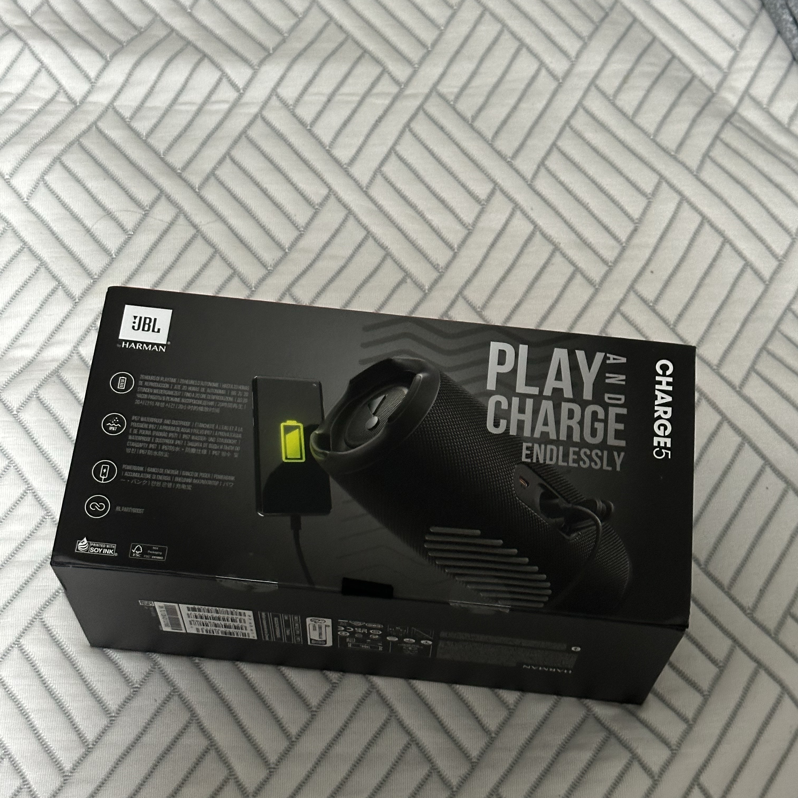 JBL CHARGE5 Portable Bluetooth Speaker Black 착용 스타일 - 1