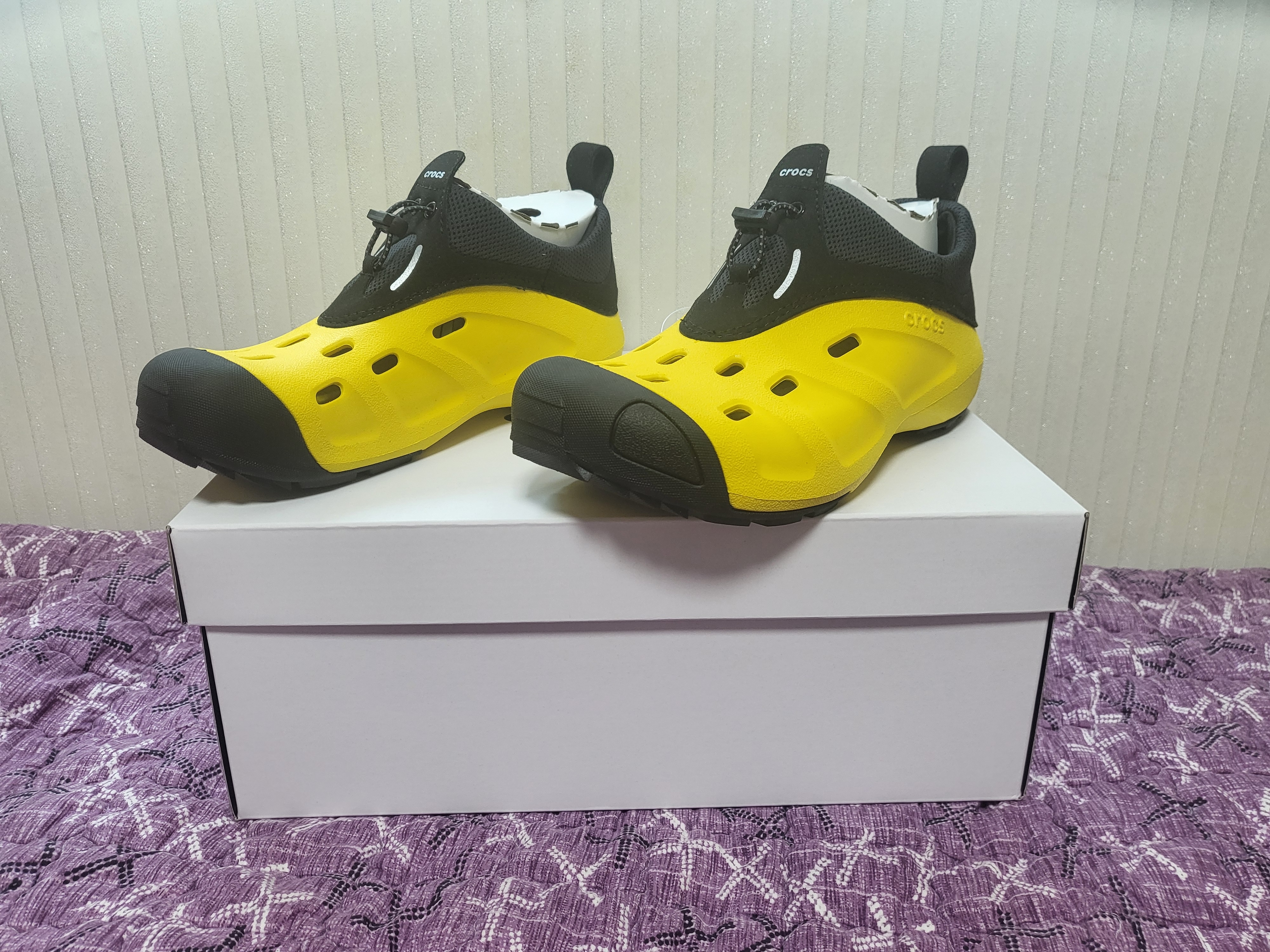 Crocs Quick Trail Low Sunflower 착용 스타일