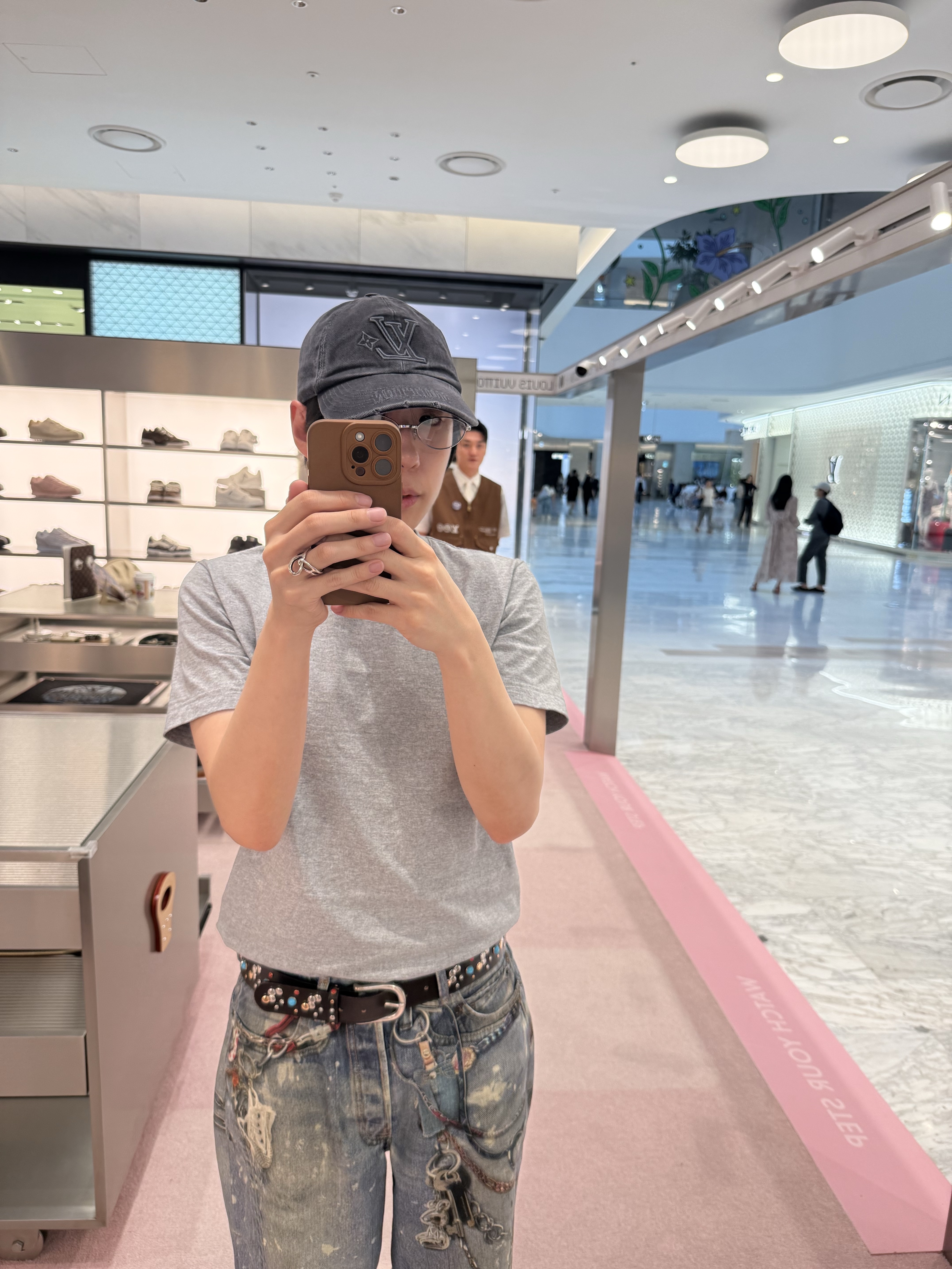 Louis Vuitton Monogram Denim Pants Indigo, Louis Vuitton LV Buttersoft Sneakers Beige 착용 스타일 - 6