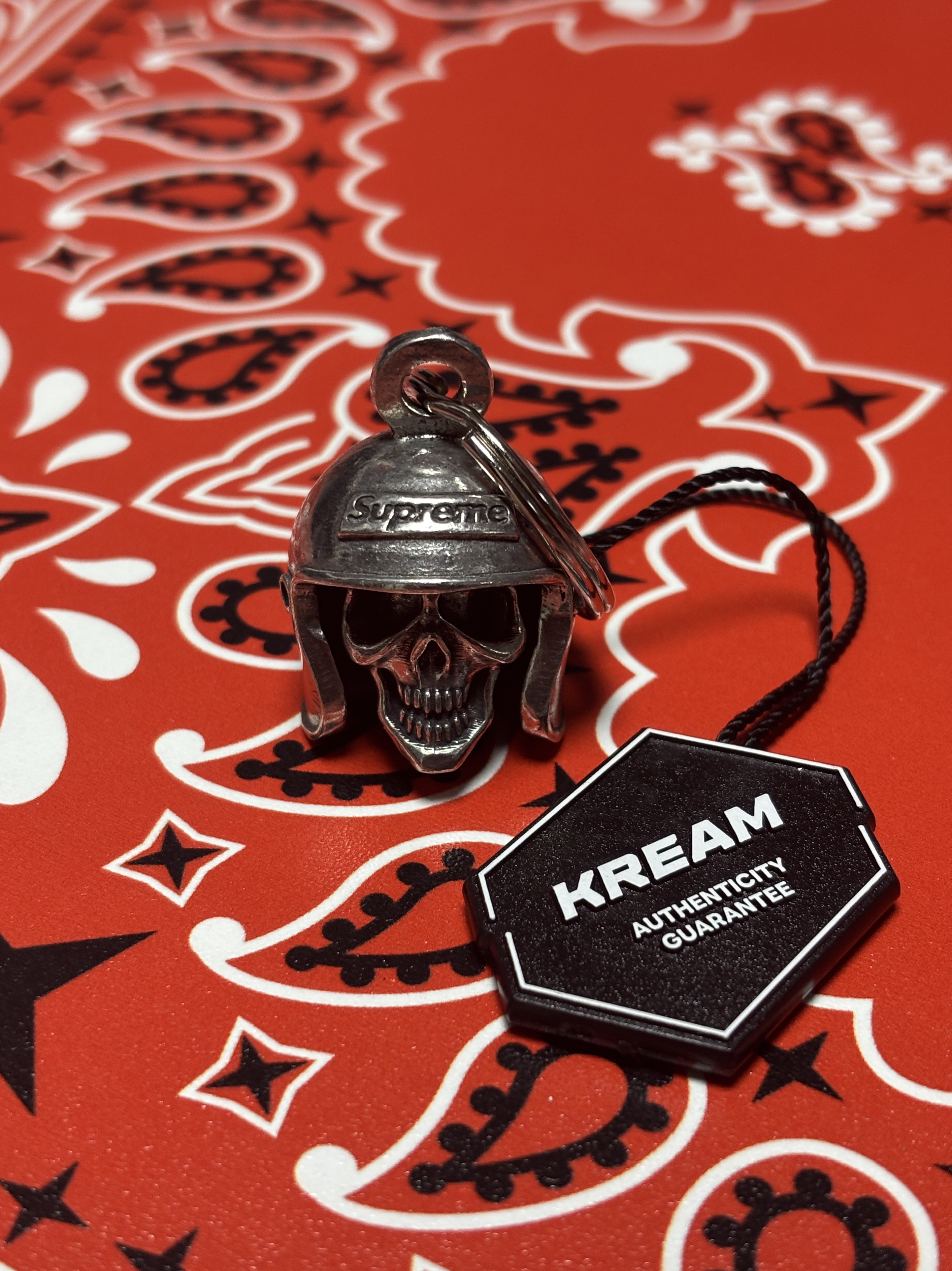 Supreme Skull Bell Keychain Silver - 25SS 착용 스타일