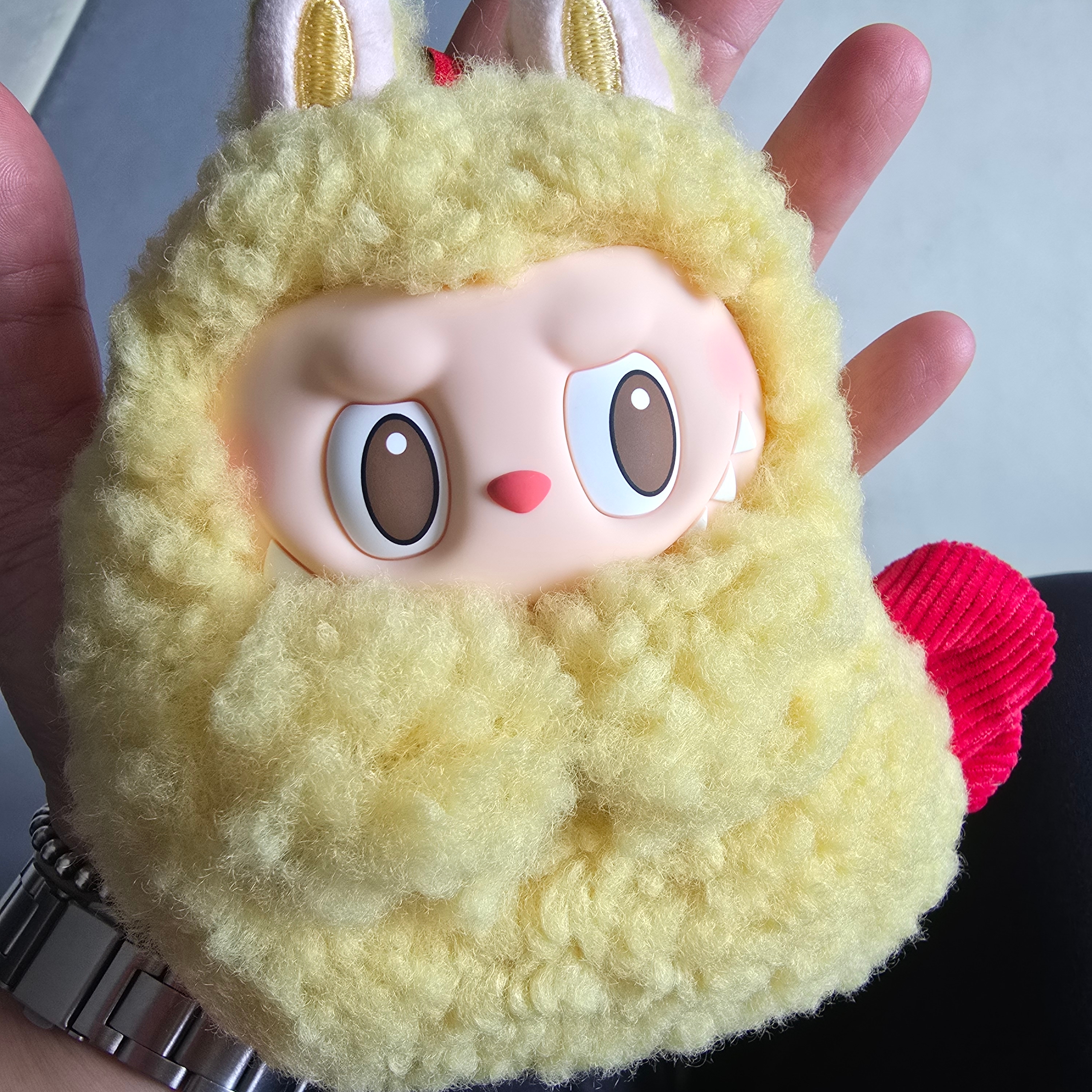 Pop Mart Labubu The Monsters Wacky Mart Series Earphone Case 착용 스타일 - 3