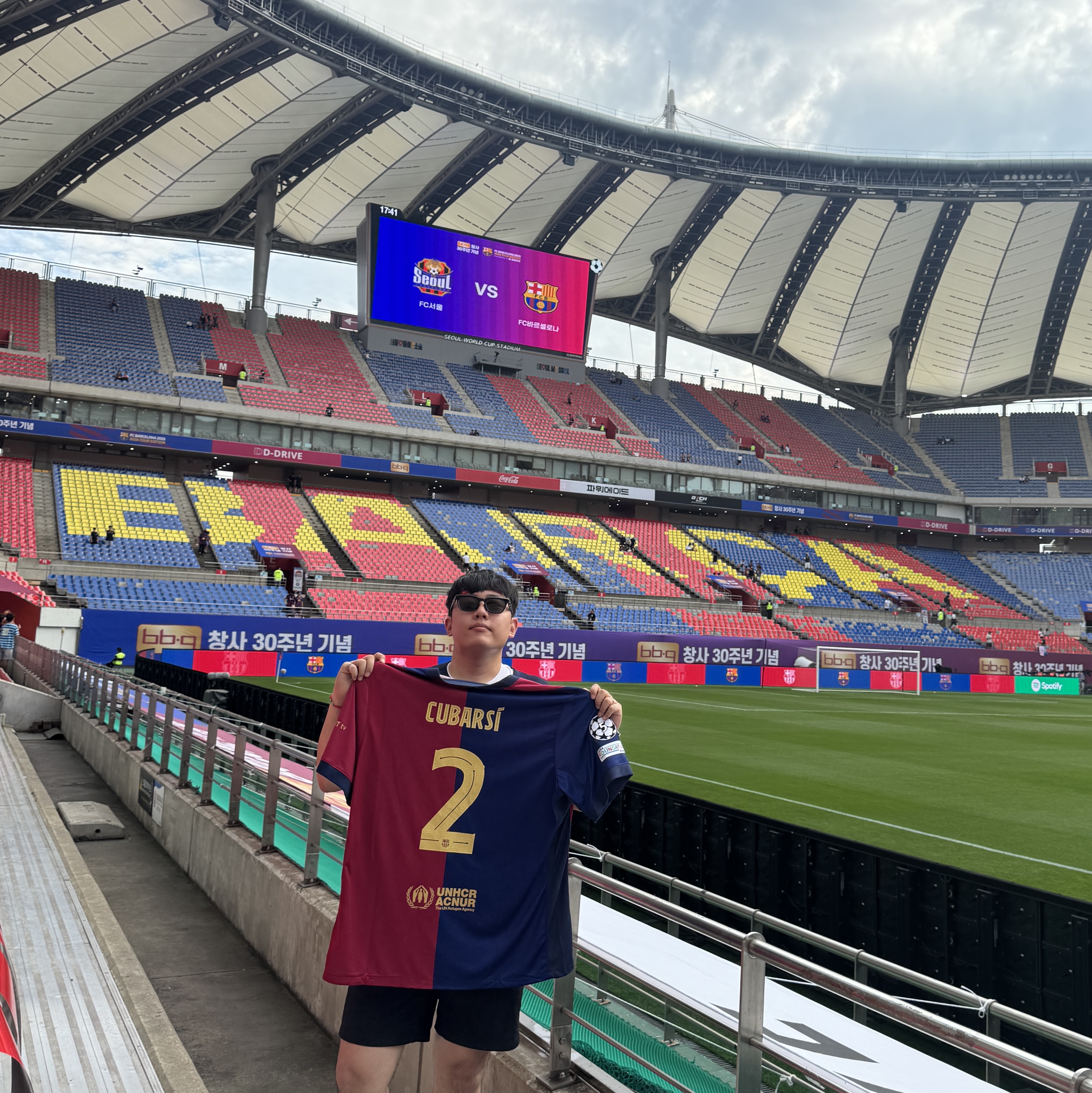 Nike FC Barcelona 2024/25 Dri-Fit Stadium Home Jersey Deep Royal Blue Noble Red (Non Marking Ver.), Nike FC Barcelona 2025/26 Stadium Home Dri-Fit Football Replica Jersey Deep Royal Blue Noble Red (Non Marking Ver.) 착용 스타일 - 1