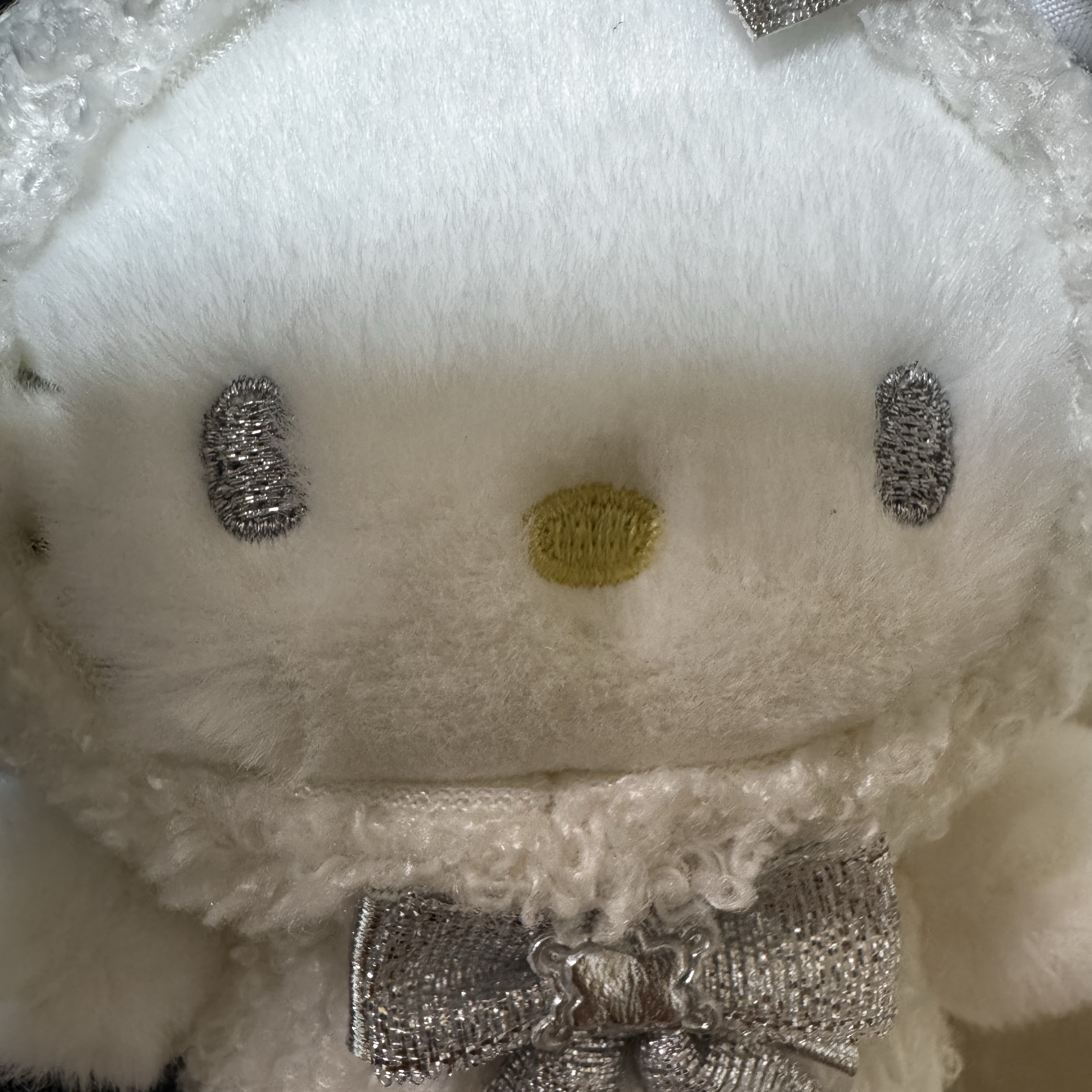Sanrio Hello Kitty Snow Rabbit Mascot Holder 착용 스타일