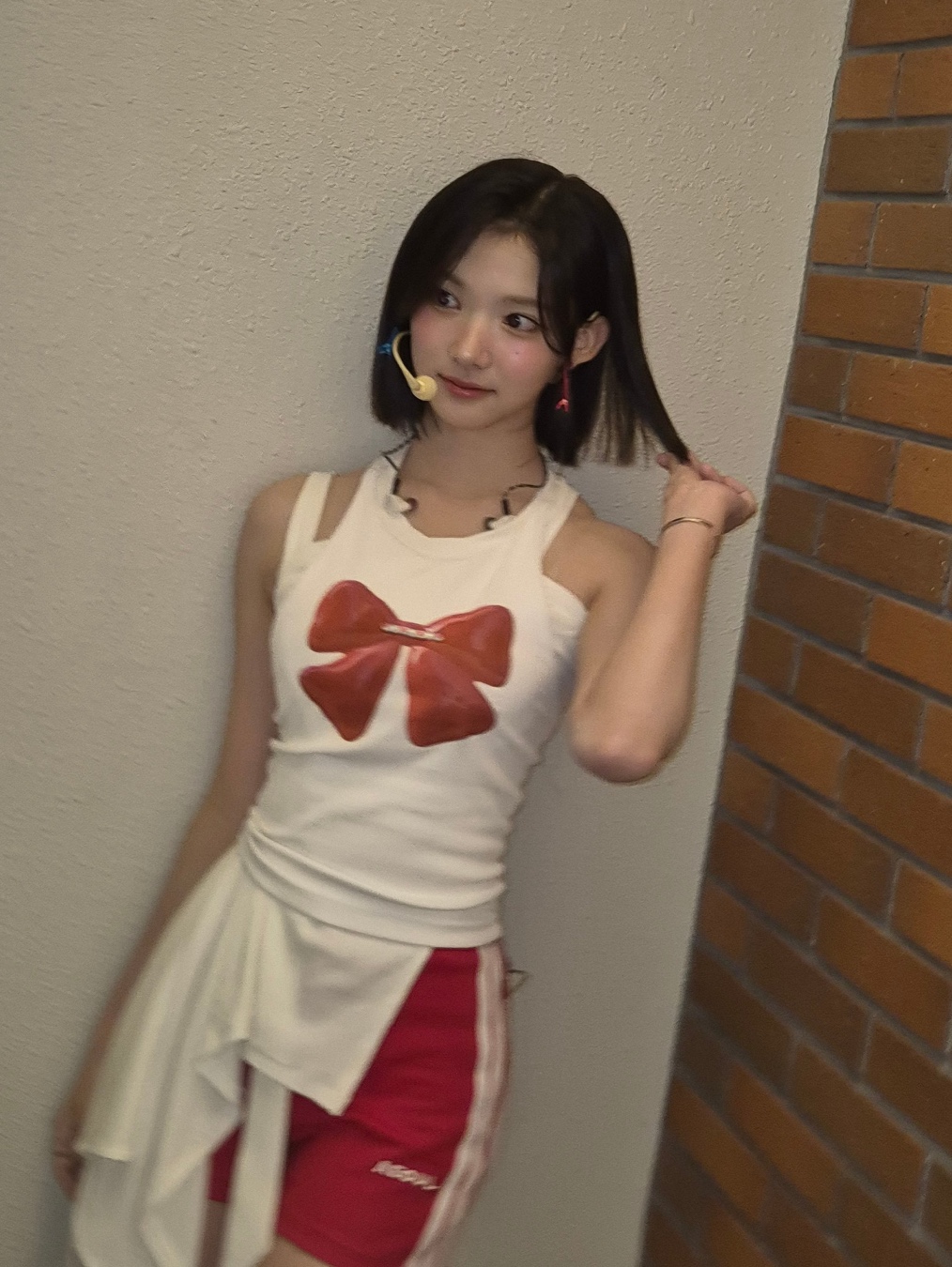 HIGHTIDE FRANKIE Ribbon Cube Halter Top White 착용 스타일 - 3