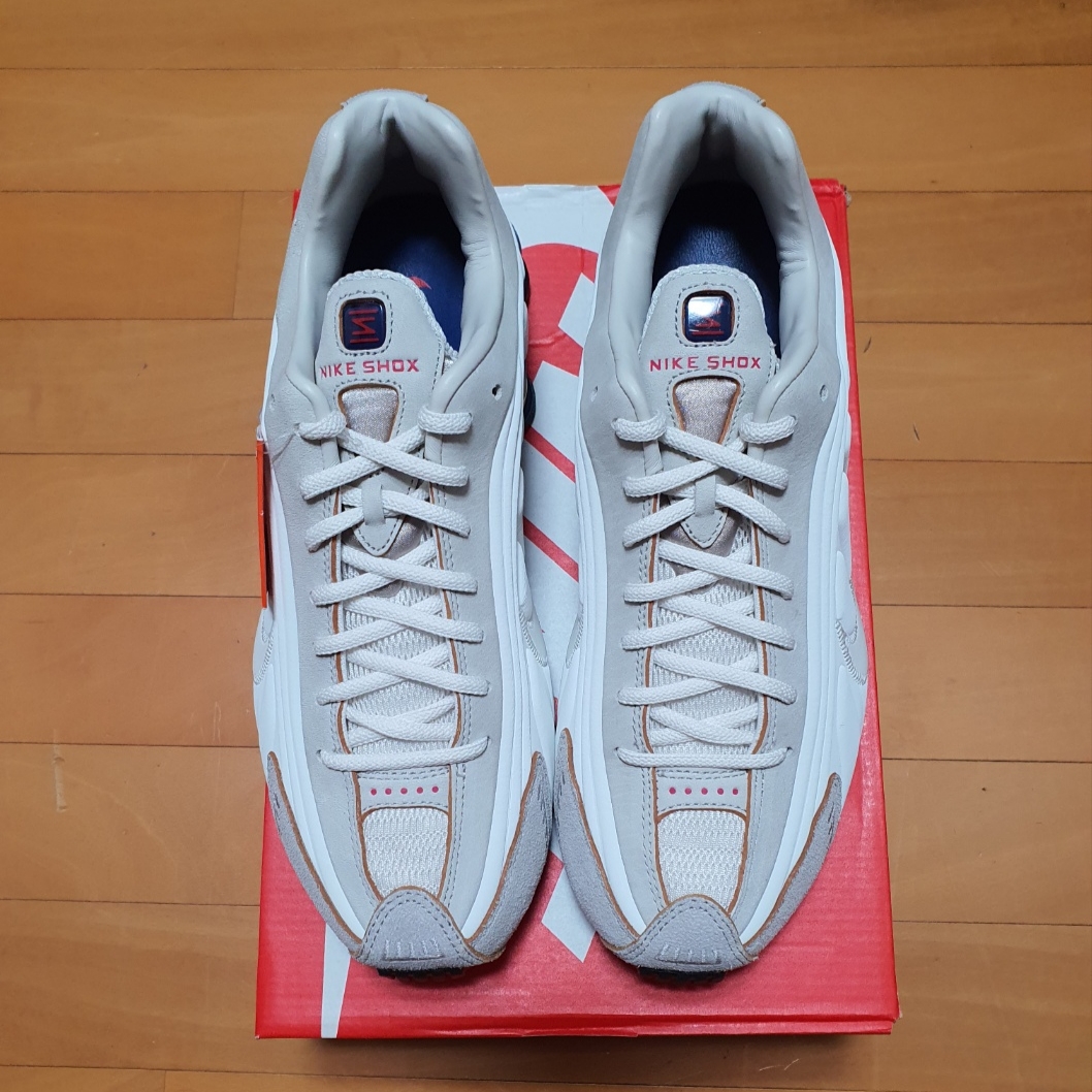 Nike Shox R4 PRM Light Iron Ore and Phantom 착용 스타일