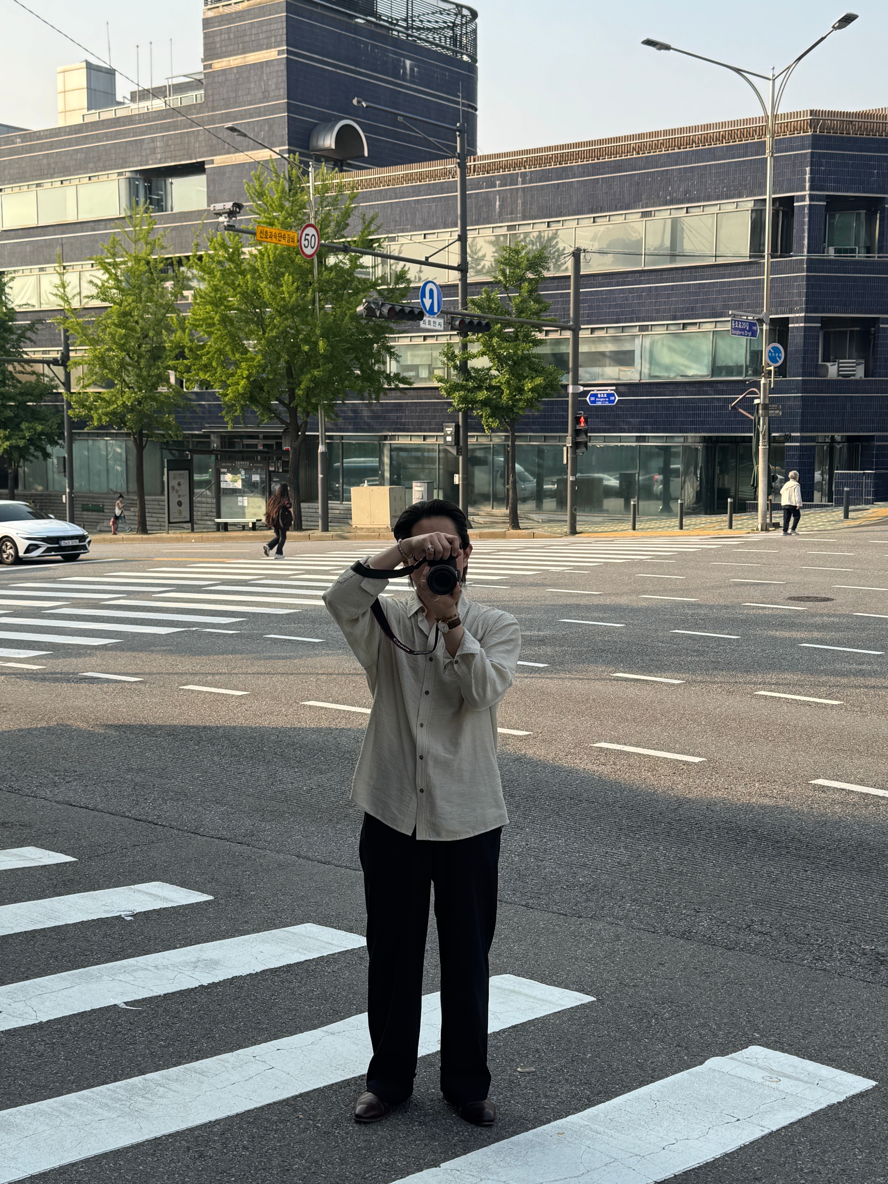 NA A NANA Stripe Silky Shirt Beige, NA A NANA Curved Fly Slacks Black 착용 스타일 - 1