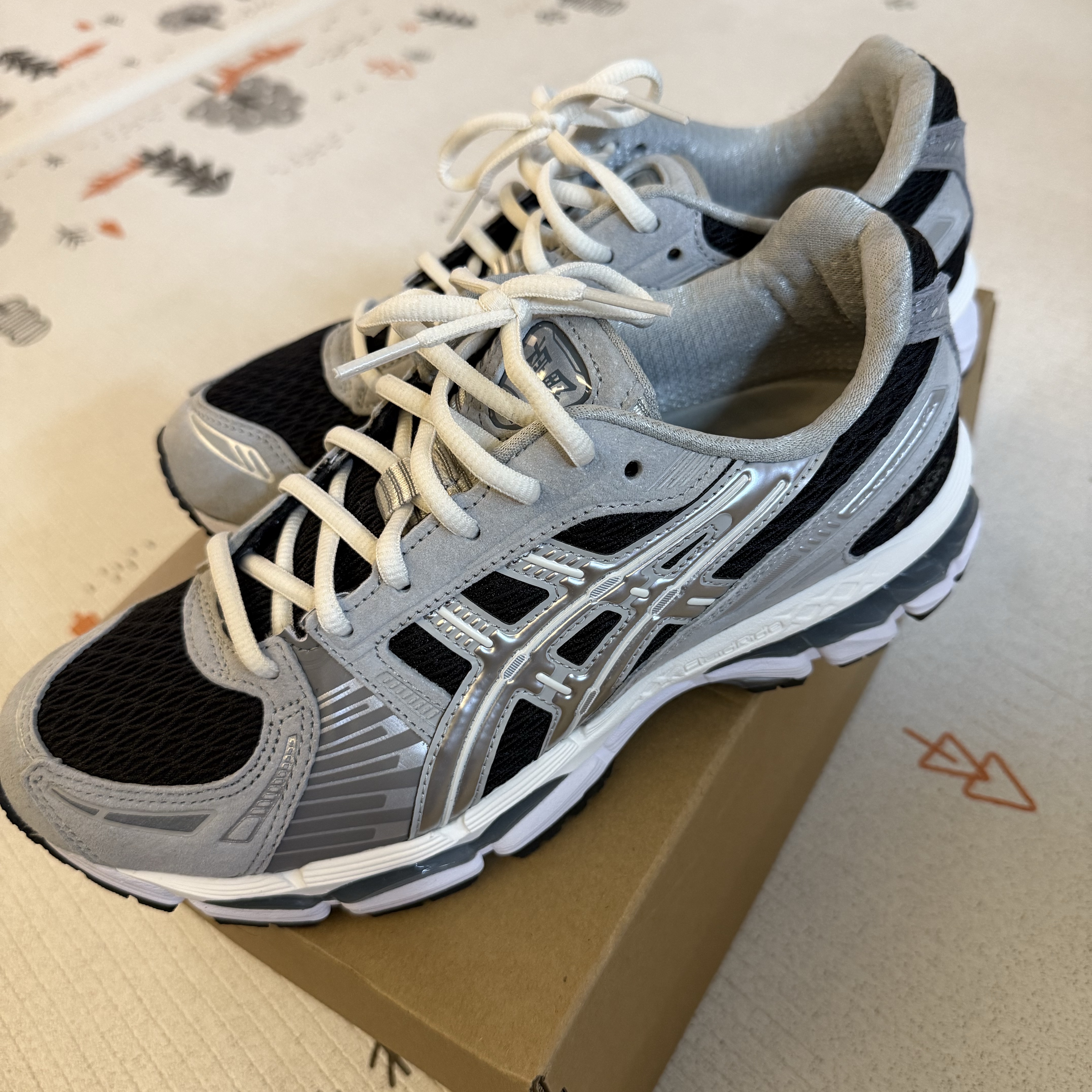 Asics x Kith Gel-Kayano 12.1 Peat Cream 착용 스타일