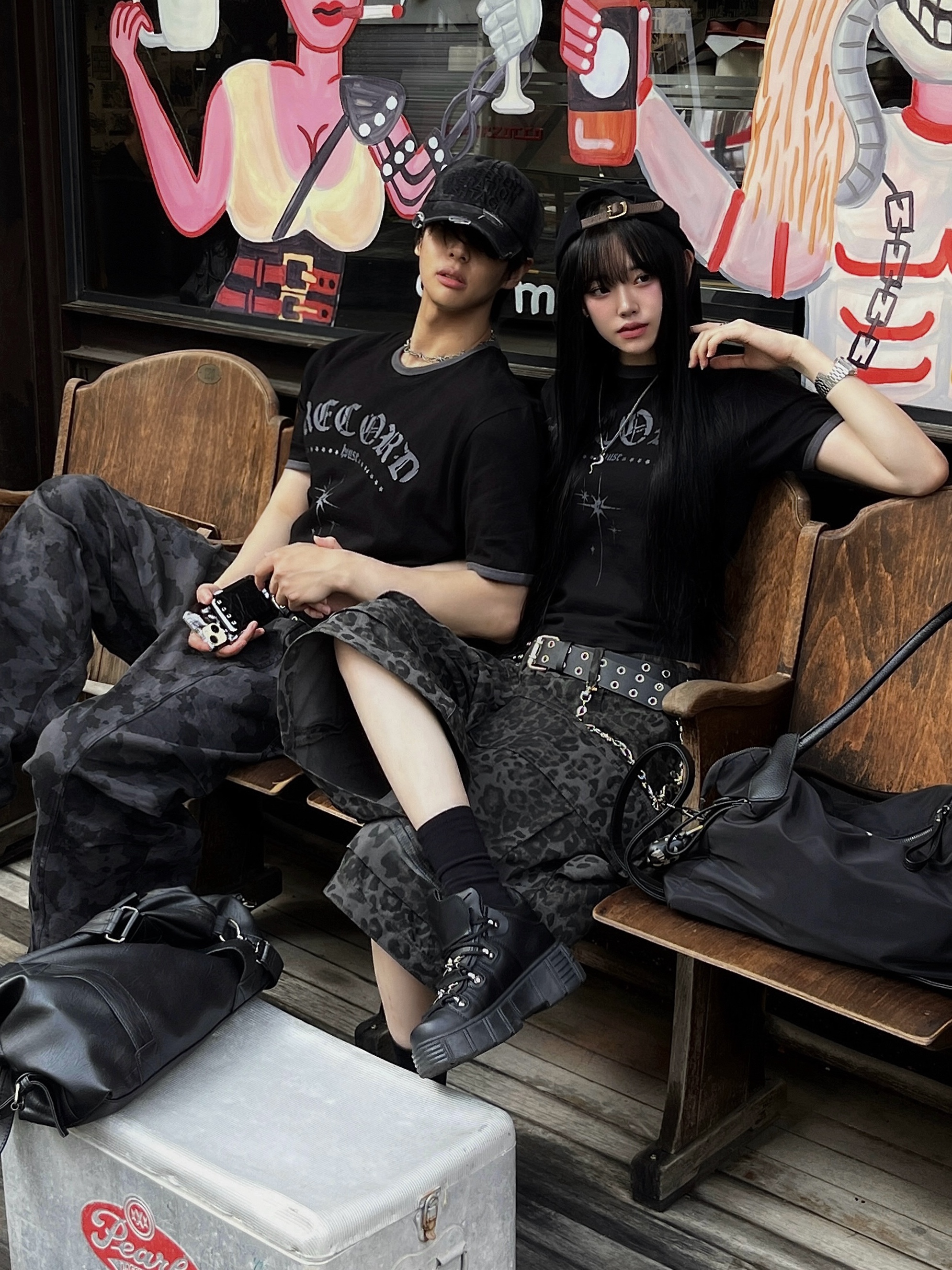 SLOW RECORD HOUSE Unisex RECORD Ringer Tee Black 착용 스타일 - 3