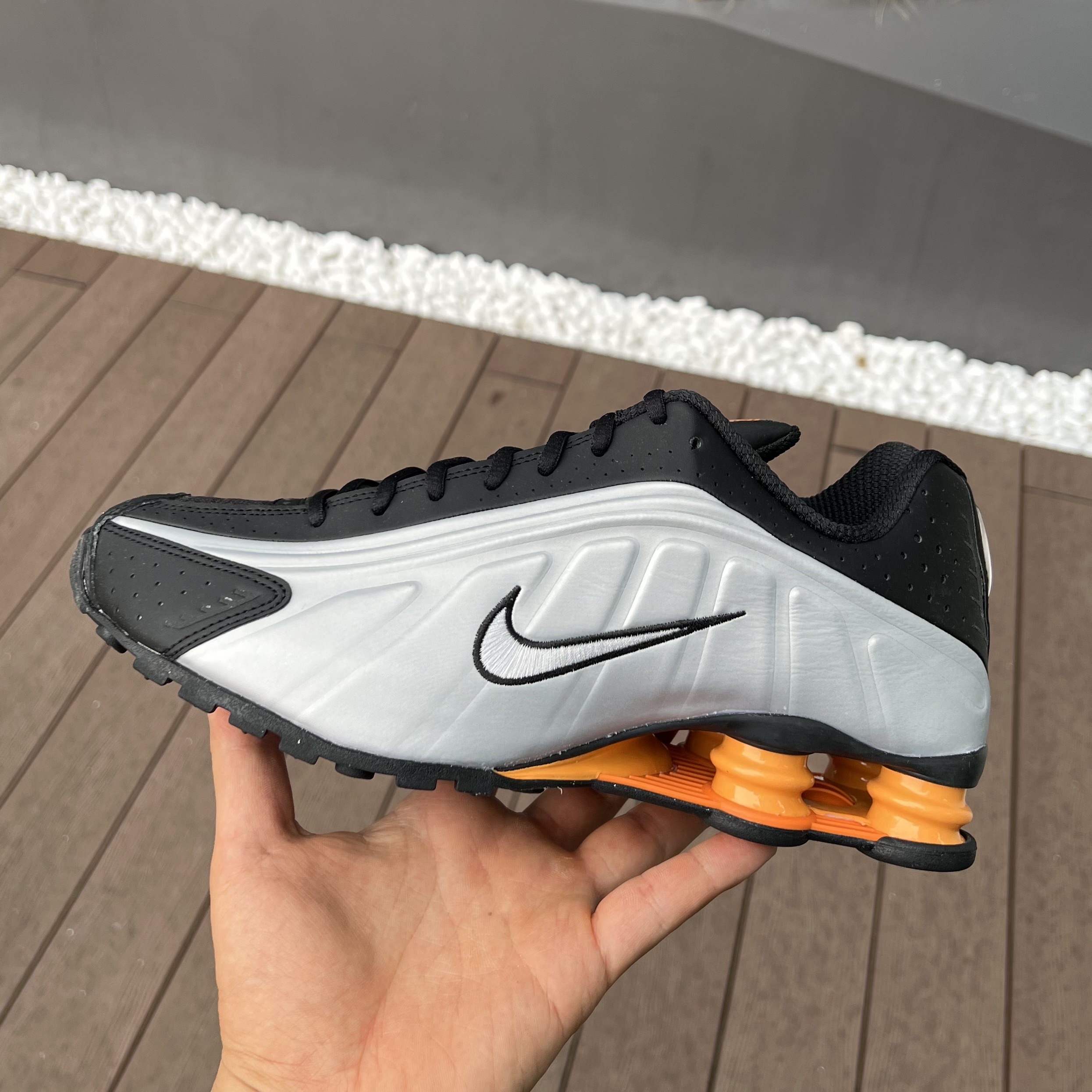 Nike Shox R4 Black Vast Grey 착용 스타일