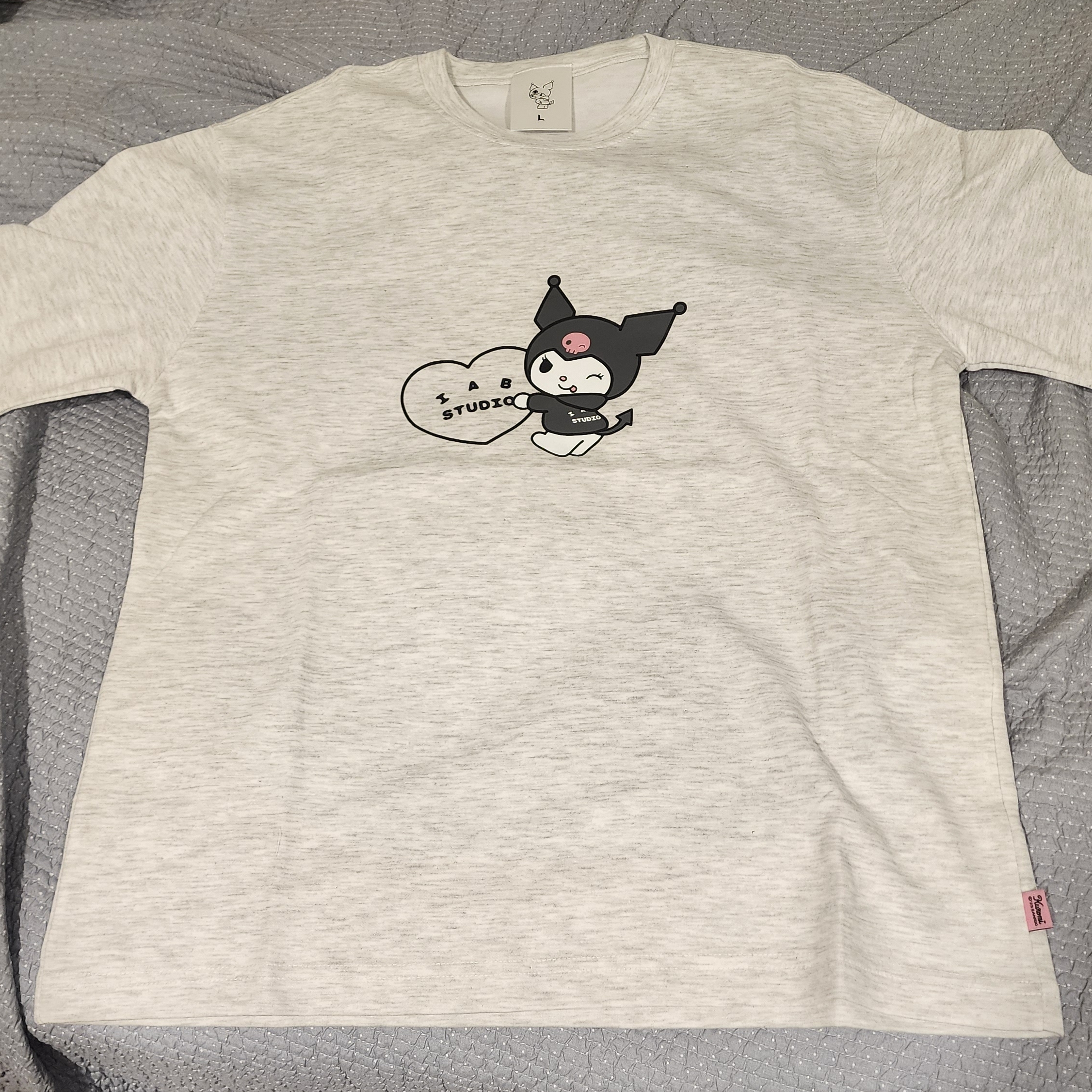 IAB Studio Kuromi Heart T-shirts Light Grey 착용 스타일 - 1