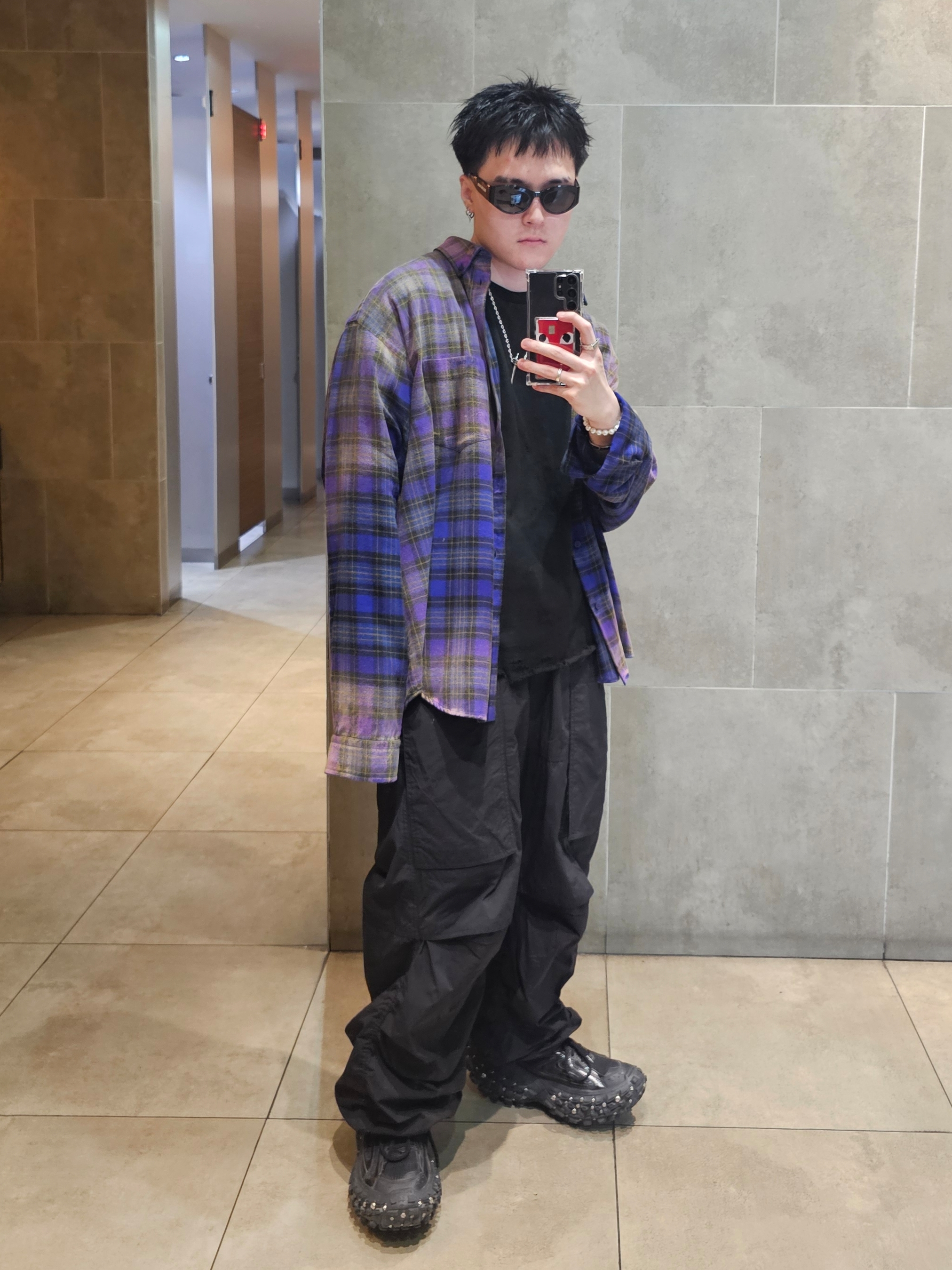 Balenciaga Shirt Large Fit Purple, Balenciaga Bouncer Screw Sneakers Black 착용 스타일 - 2