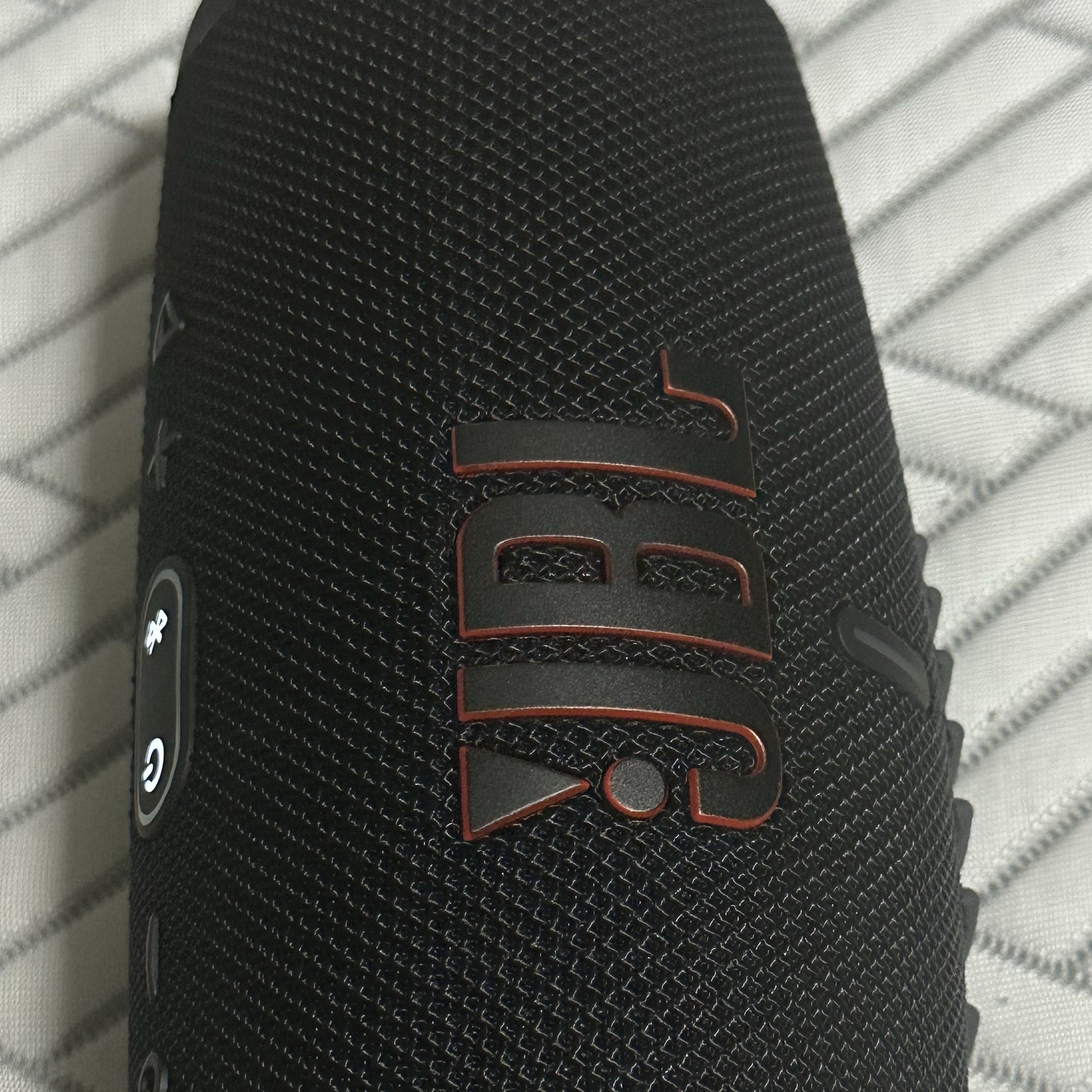 JBL CHARGE5 Portable Bluetooth Speaker Black 착용 스타일 - 2