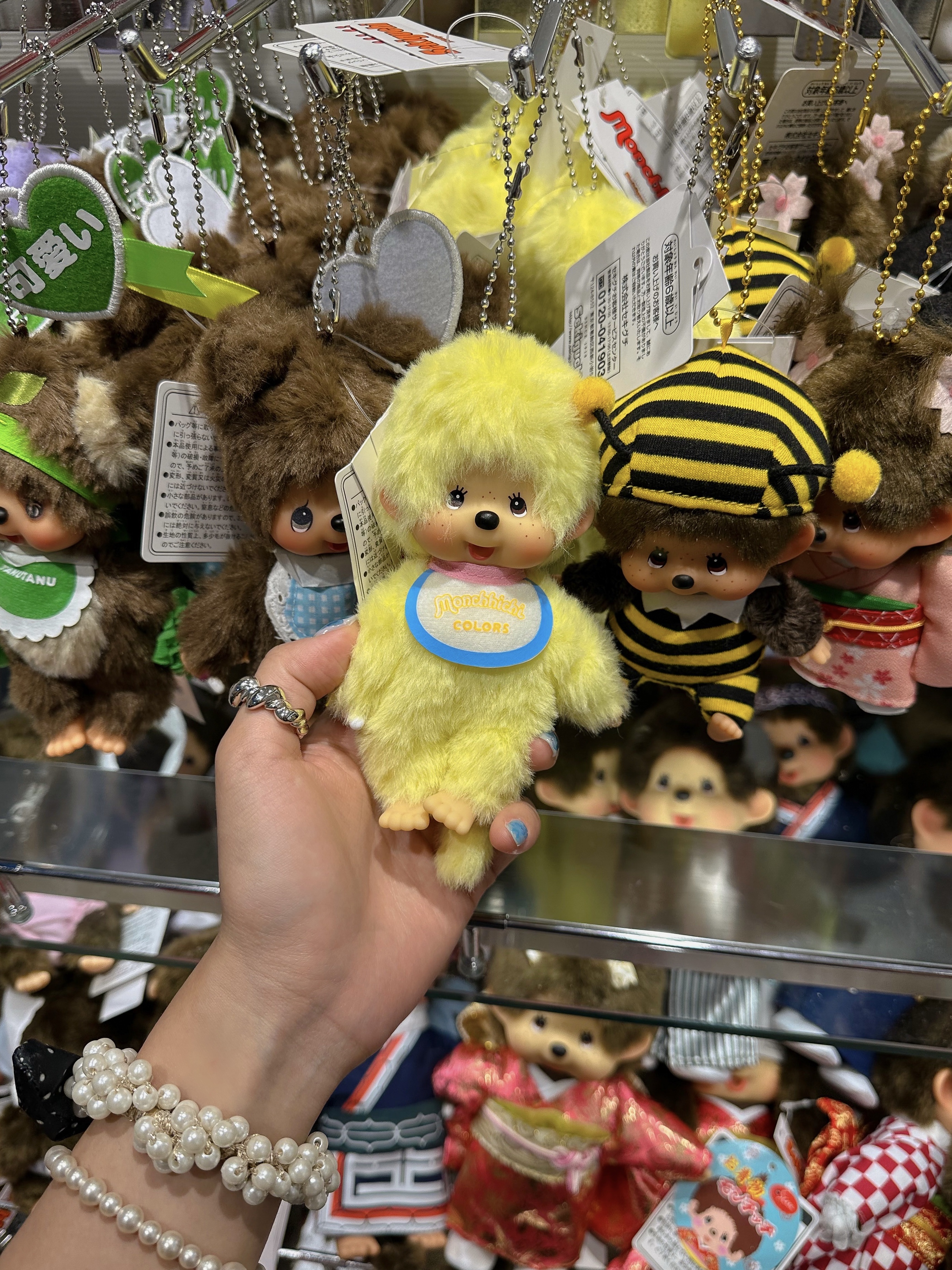 Monchhichi SS Girl Key Chain Brown, Monchhichi Bighead SS Bee Key Chain 착용 스타일 - 4