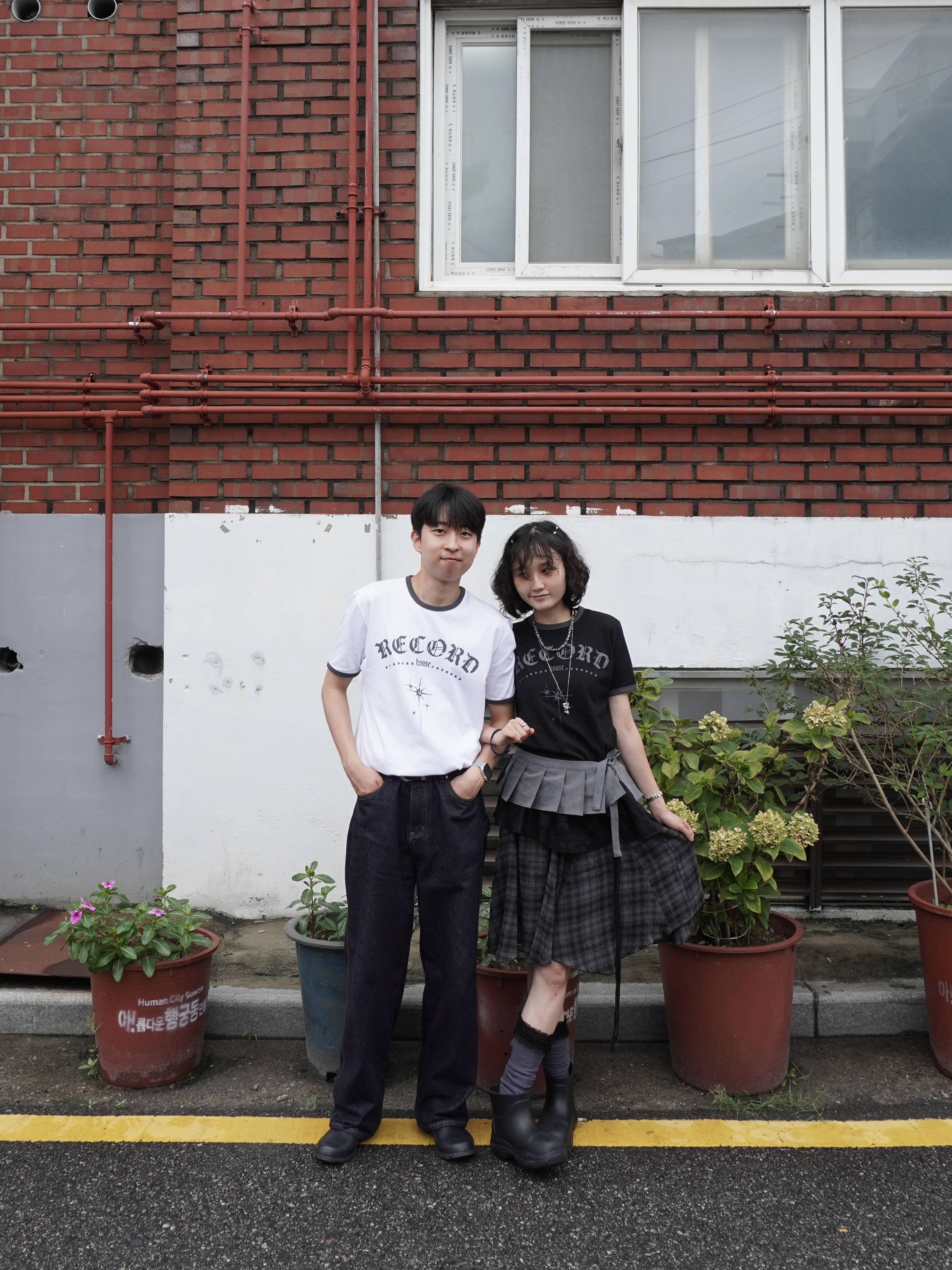 SLOW RECORD HOUSE Unisex RECORD Ringer Tee Black, SLOW RECORD HOUSE Unisex RECORD Ringer Tee White 착용 스타일 - 3