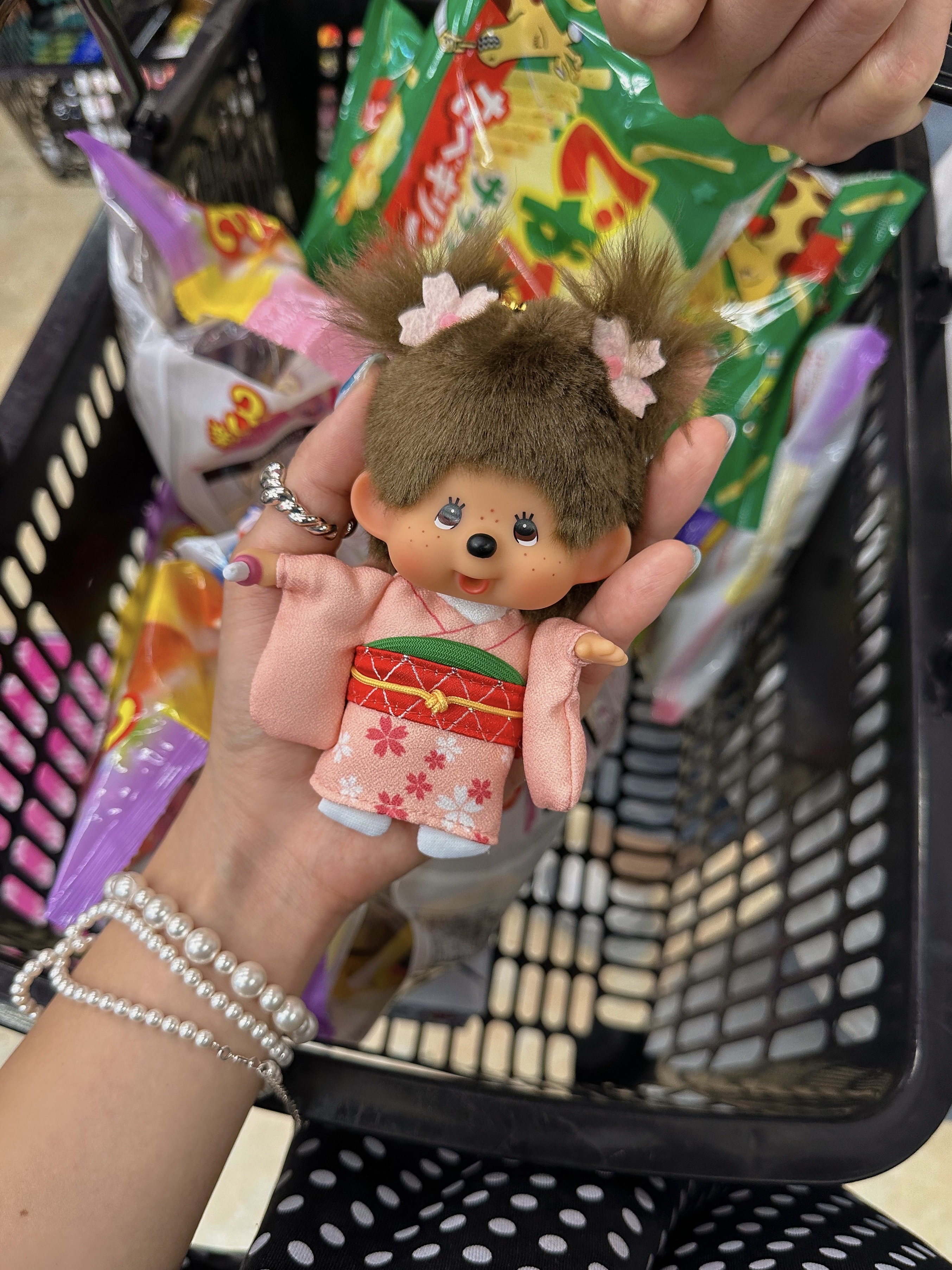 Monchhichi SS Girl Key Chain Brown, Monchhichi Bighead SS Bee Key Chain 착용 스타일 - 1