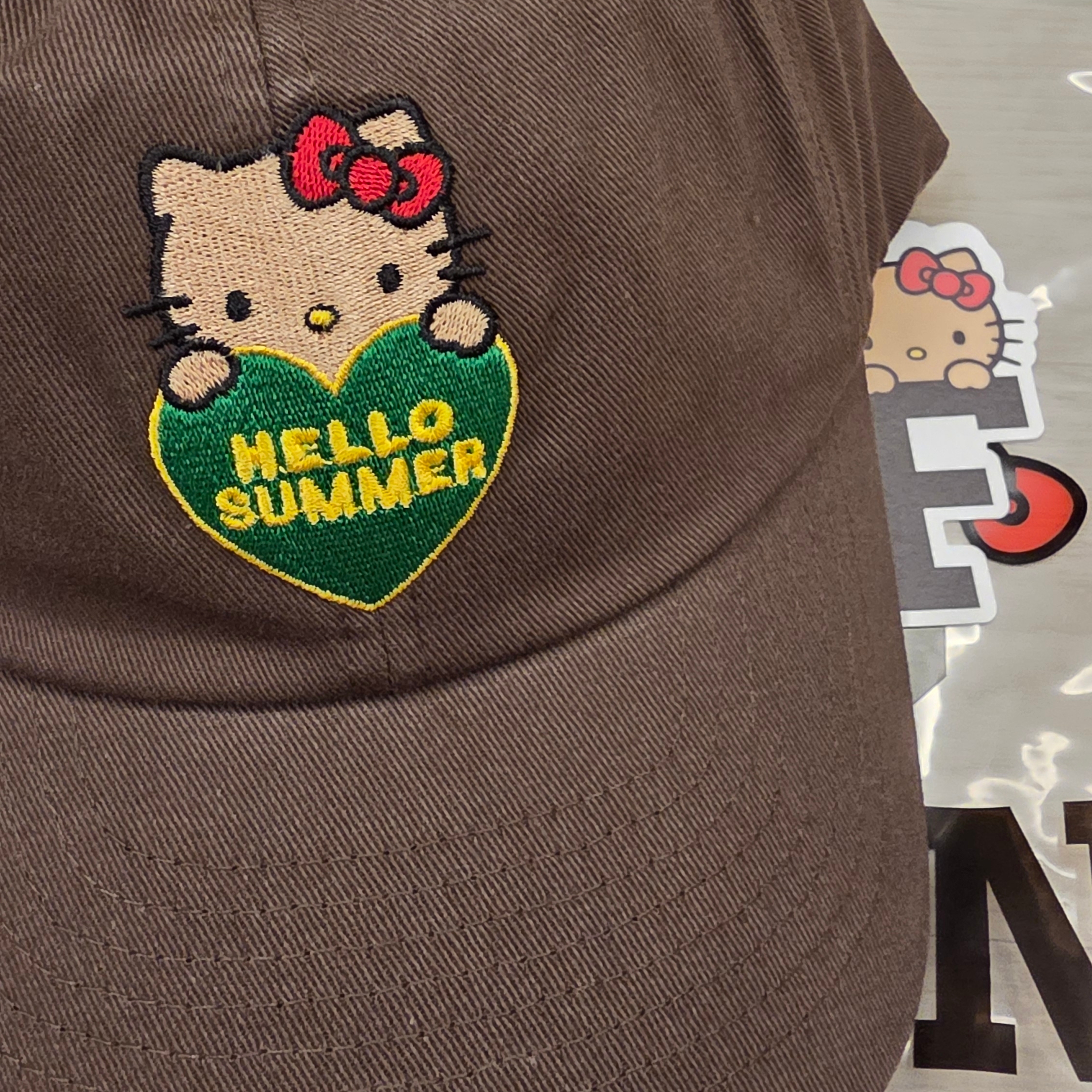 Farven x Tanning Hello Kitty Hello Summer Ball Cap Brown 착용 스타일