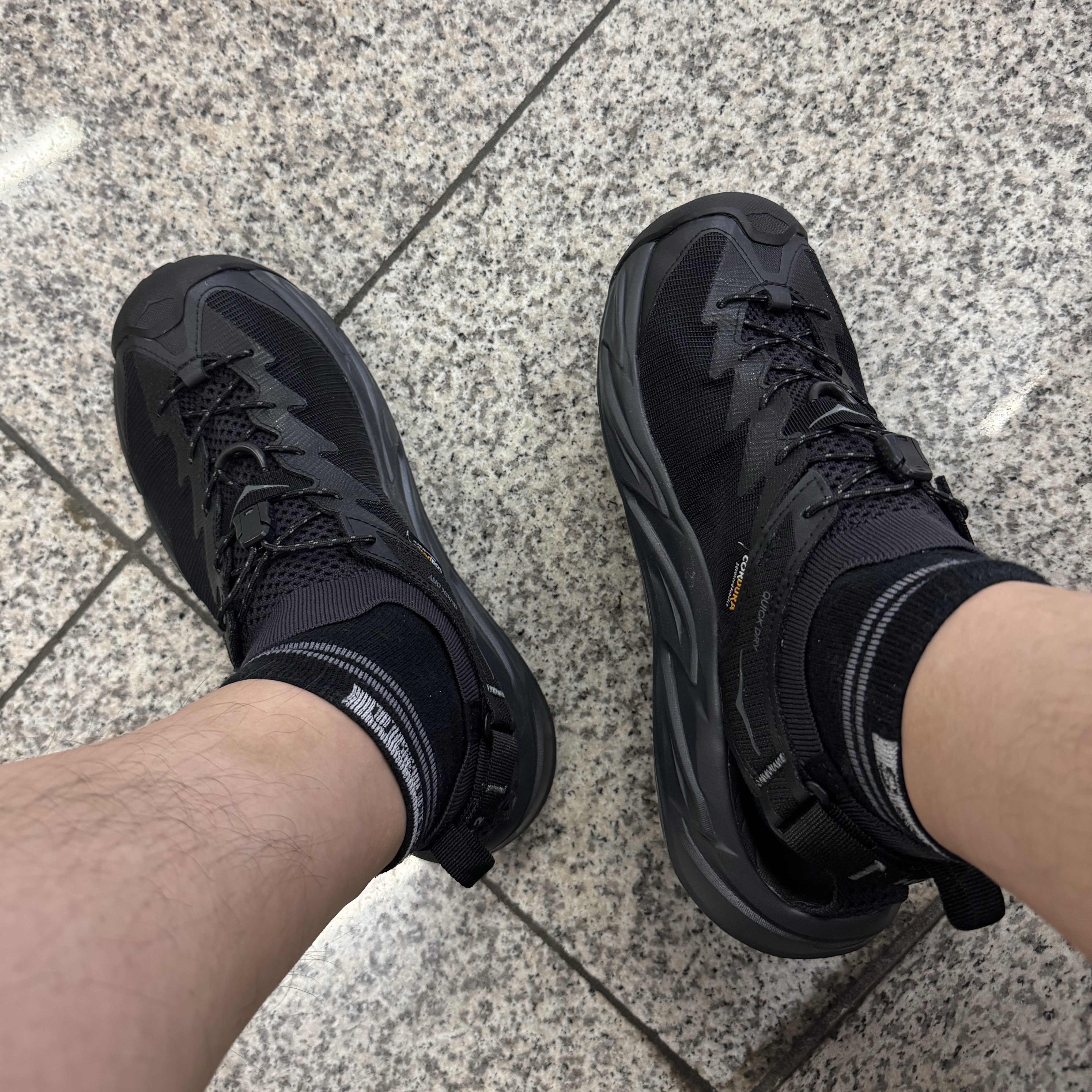 Hoka Hopara 2 Black 착용 스타일